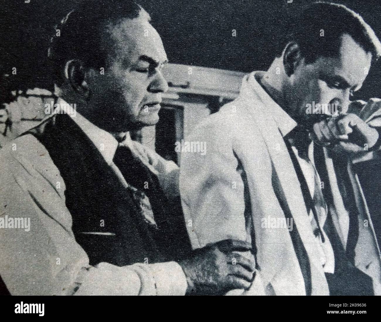 Edward G. Robinson (geboren Emanuel Goldenberg; 12. Dezember 1893 - 26. Januar 1973) war ein in Rumänien geborener amerikanischer Schauspieler für Bühne und Leinwand während des Goldenen Zeitalters Hollywoods. Francis Albert Sinatra (12. Dezember 1915 - 14. Mai 1998) war ein amerikanischer Sänger und Schauspieler, der allgemein als einer der größten Musikkünstler des 20.. Jahrhunderts wahrgenommen wird. Er ist einer der meistverkauften Musikkünstler aller Zeiten und hat weltweit schätzungsweise 150 Millionen Schallplatten verkauft. Stockfoto