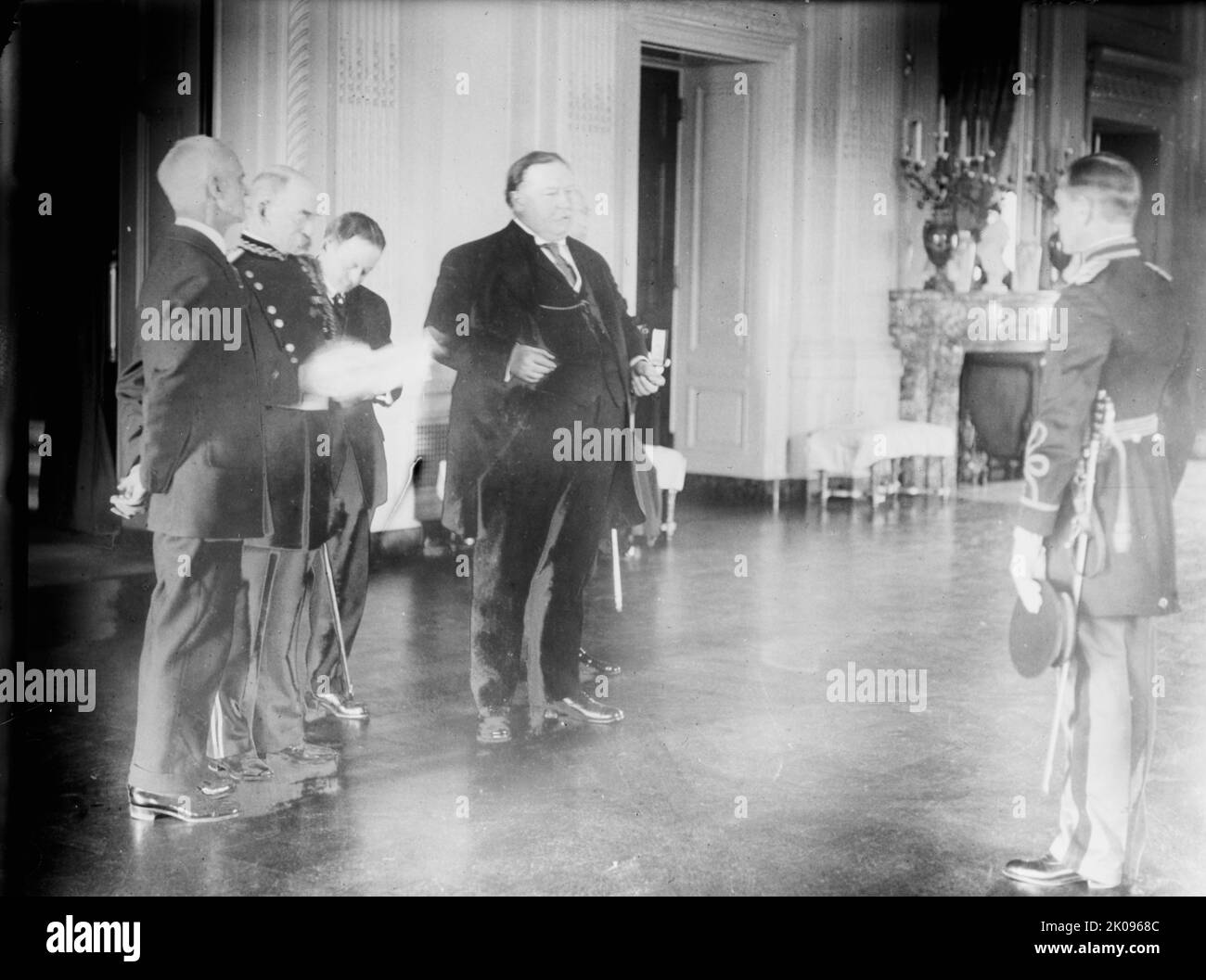 Capt. Julien Gaugot [sic], USA, erhält Ehrenmedaille von Präsident Taft. Medaillen usw., 1910 oder 1912. [Die Gebrüder Gaujot - Julien Edmund Victor Gaujot und Antoine August Michel Gaujot - waren einer der fünf Gebrüder, die die Ehrenmedaille, die höchste und prestigeträchtigste militärische Auszeichnung der US-Streitkräfte, Und das einzige Paar, das für Aktionen in verschiedenen Aktionen so geehrt wurde]. Stockfoto