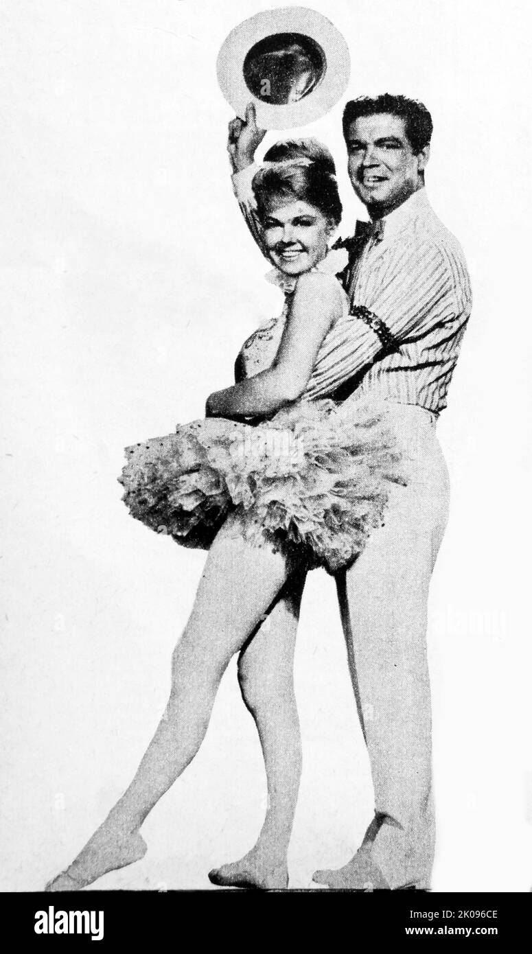 Doris Day und Steven Boyd in Jumbo. Doris Day (geboren Doris Mary Anne Kappelhoff; 3. April 1922 - 13. Mai 2019) war eine amerikanische Schauspielerin, Sängerin und Tierschutzaktivistin. Ihre Karriere als Big-Band-Sängerin begann sie 1939. Stephen Boyd (geboren William Millar; 4. Juli 1931 - 2. Juni 1977) war ein nordirische Schauspieler. Er agierte in rund 60 Filmen, vor allem als The Bösewichte Messala in Ben-Hur (1959), eine Rolle, die ihm den Golden Globe Award für den besten Nebendarsteller - Motion Picture einbrachte. Stockfoto