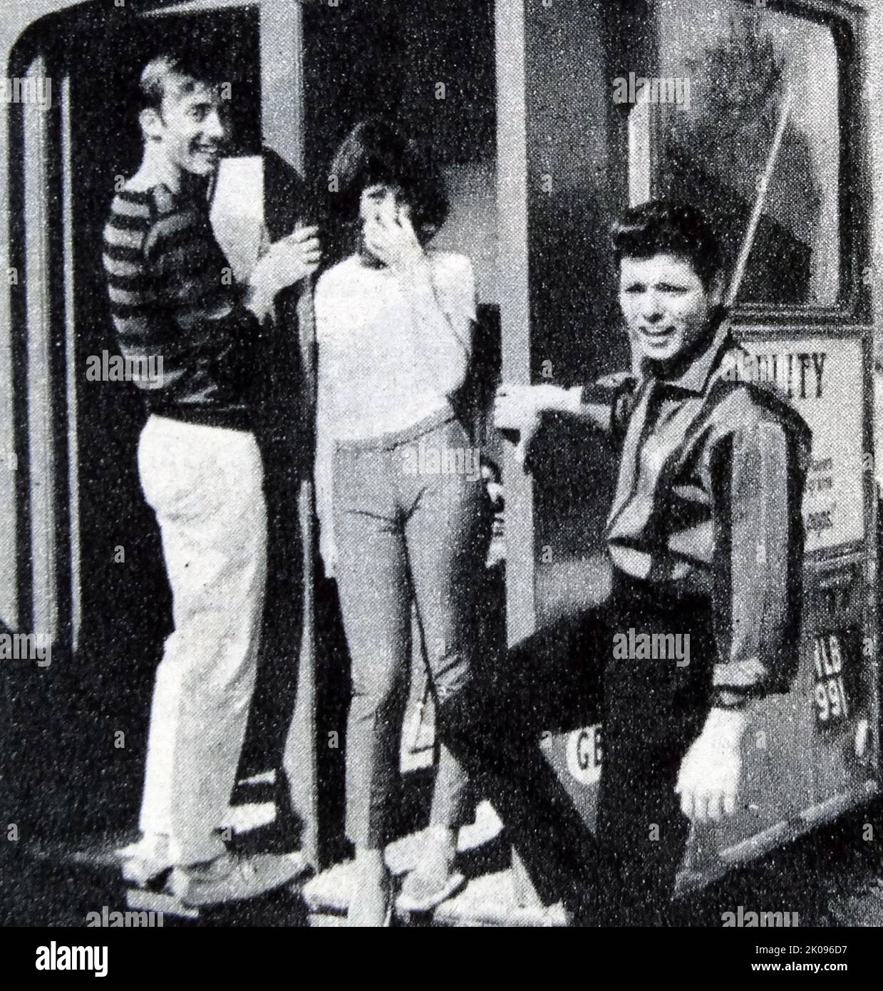 Cliff Richard in Summer Holiday, ein 1963 britischer CinemaScope- und Technicolor-Musikfilm. Cliff Richard. Sir Cliff Richard OBE (geboren am 14. Oktober 1940 in Harry Rodger Webb) ist ein englischer Sänger, der sowohl britische als auch barbadische Staatsbürgerschaft besitzt. Er hat weltweit mehr als 250 Millionen Schallplatten verkauft, was ihn zu einem der meistverkauften Musikkünstler aller Zeiten macht. Er hat einen Gesamtumsatz von über 21,5 Millionen Singles in Großbritannien und ist der drittmeistverkaufte Künstler in der Geschichte der britischen Singles Chart, hinter den Beatles und Elvis Presley. Stockfoto
