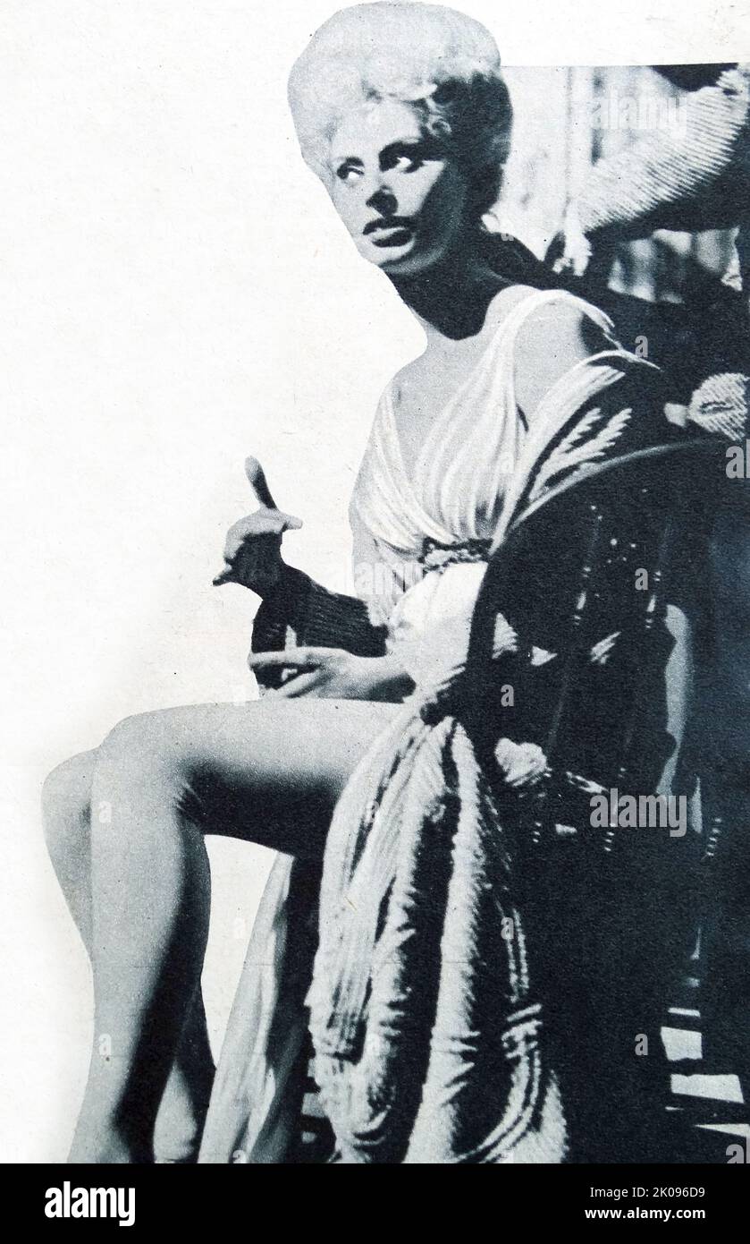 Sophia Loren in Heller mit Einer Waffe. Sofia Costanza Brigida Villani Scicolone Dame Grand Cross OMRI (geboren am 20. September 1934), beruflich bekannt als Sophia Loren, ist eine italienische Schauspielerin. Sie wurde vom American Film Institute als die 21. größte weibliche Star des Classic Hollywood Cinema benannt. Stockfoto