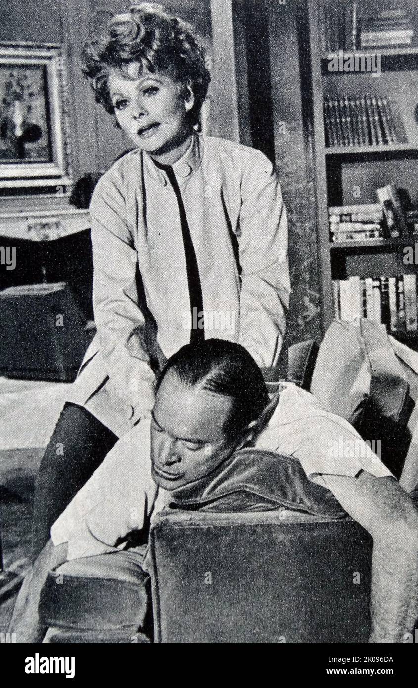 Bob Hope und Lucille Ball in Critic's Choice, einem Comedy-Film aus dem Jahr 1963. Leslie Townes 'Bob' Hope KBE KC*SG (29. Mai 1903 - 27. Juli 2003) war eine britisch-amerikanische Stand-up-Komikerin,[2] Vaudevillian, Schauspieler, Sängerin, Tänzerin und Autorin. Mit einer Karriere, die fast 80 Jahre dauerte. Lucille Desiree Ball (6. August 1911 - 26. April 1989) war eine amerikanische Schauspielerin, Komikerin, Model, Studio Executive und Produzentin. Sie wurde für die Primetime Emmy Awards 13 nominiert, gewann fünf Mal und erhielt mehrere andere Auszeichnungen, wie den Golden Globe Cecil B. DeMille Award und zwei Stars auf dem Hollywood Walk Stockfoto