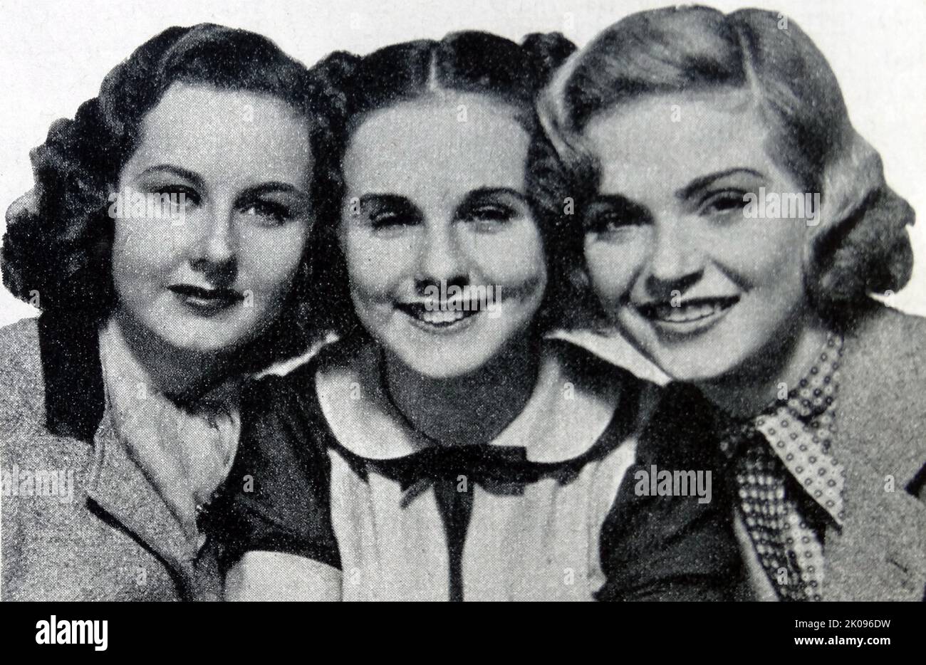 Deanna Durbin, Helen Parrish und Nan Grey in Three Smart Girls, einem amerikanischen Musical-Comedy-Film aus dem Jahr 1936. Edna Mae Durbin (4. Dezember 1921 - 17. April 2013), beruflich bekannt als Deanna Durbin, war eine in Kanada geborene Schauspielerin und Sängerin, die sich später in Frankreich niederließ. In den Jahren 1930s und 1940s trat sie in Musikfilmen auf. Helen Parrish (12. März 1923 - 22. Februar 1959) war eine amerikanische Bühnen- und Filmschauspielerin. Nan Grey (geboren Eschal Loleet Grey Miller, 25. Juli 1918 - 25. Juli 1993) war eine amerikanische Filmschauspielerin. Stockfoto