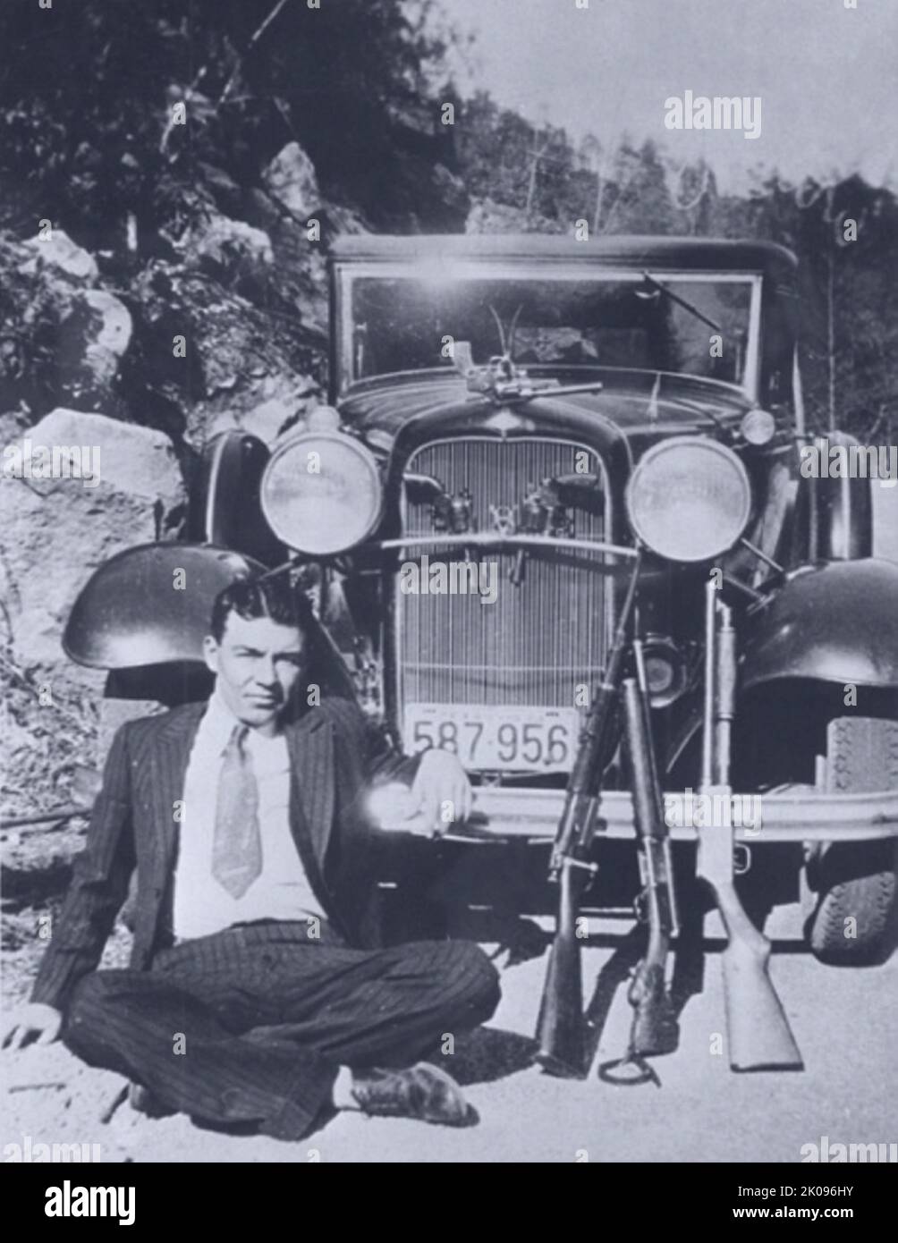 Bonnie und Clyde. Bonnie Elizabeth Parker (1. Oktober 1910 - 23. Mai 1934) und Clyde Chestnut Barrow (24. März 1909 - 23. Mai 1934) waren ein amerikanisches kriminelles Paar, das während der Großen Depression mit ihrer Bande die Vereinigten Staaten bereiste, die für ihre Banküberfälle bekannt war, Obwohl sie es vorzogen, kleine Geschäfte oder ländliche Trauerhäuser auszurauben. Ihre Heldentaten erregten die Aufmerksamkeit der amerikanischen Presse und ihrer Leserschaft während der gelegentlich als „Public Enemy-Ära“ zwischen 1931 und 1934 bezeichneten Zeit. Stockfoto