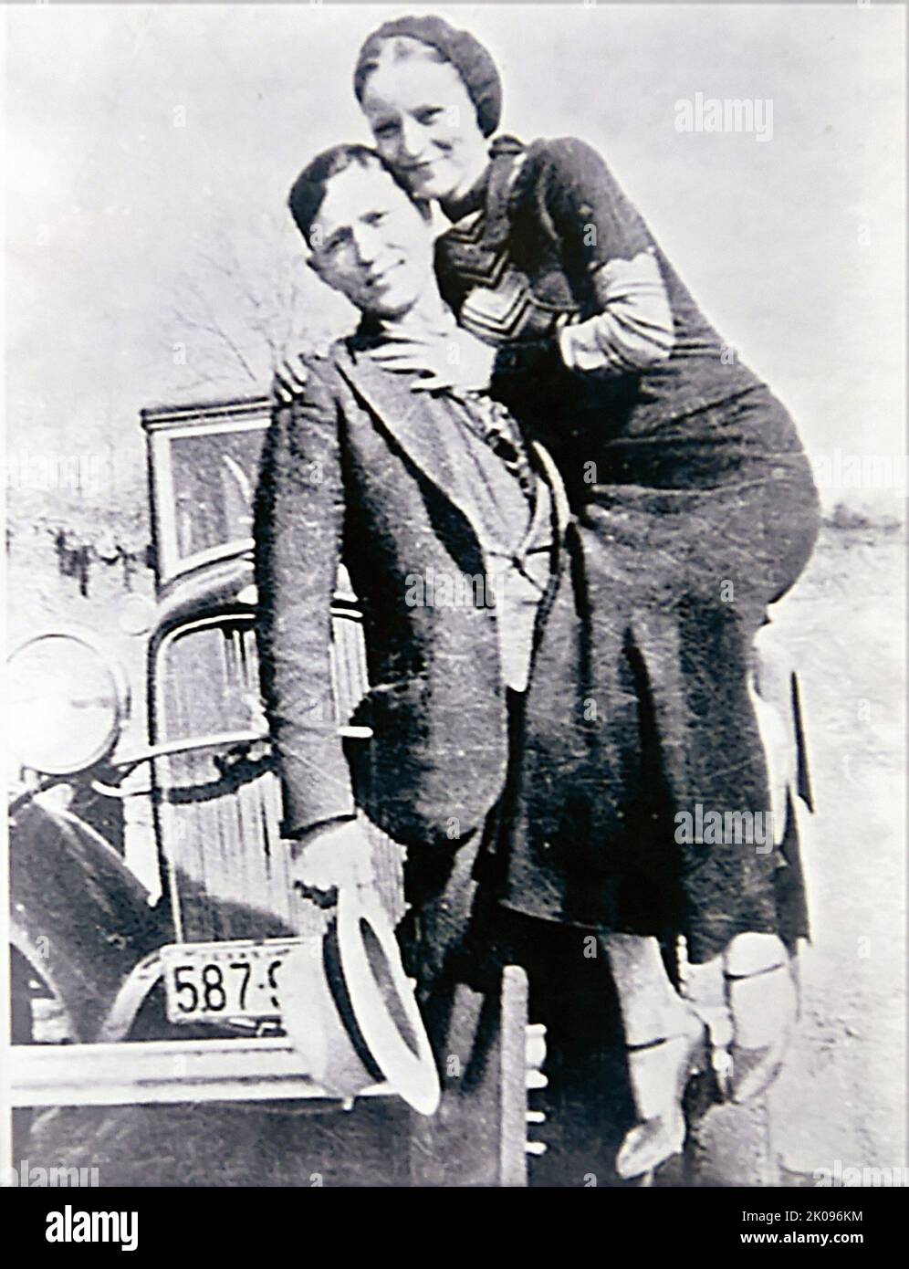 Bonnie und Clyde. Bonnie Elizabeth Parker (1. Oktober 1910 - 23. Mai 1934) und Clyde Chestnut Barrow (24. März 1909 - 23. Mai 1934) waren ein amerikanisches kriminelles Paar, das während der Großen Depression mit ihrer Bande die Vereinigten Staaten bereiste, die für ihre Banküberfälle bekannt war, Obwohl sie es vorzogen, kleine Geschäfte oder ländliche Trauerhäuser auszurauben. Ihre Heldentaten erregten die Aufmerksamkeit der amerikanischen Presse und ihrer Leserschaft während der gelegentlich als „Public Enemy-Ära“ zwischen 1931 und 1934 bezeichneten Zeit. Stockfoto