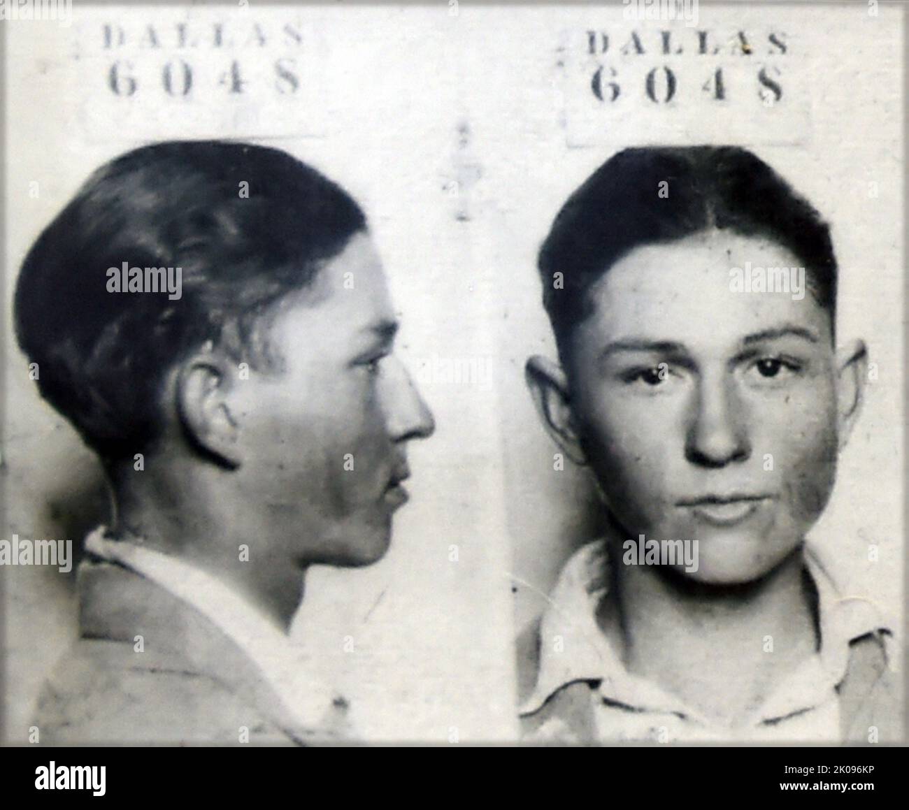 Bonnie und Clyde. Bonnie Elizabeth Parker (1. Oktober 1910 - 23. Mai 1934) und Clyde Chestnut Barrow (24. März 1909 - 23. Mai 1934) waren ein amerikanisches kriminelles Paar, das während der Großen Depression mit ihrer Bande die Vereinigten Staaten bereiste, die für ihre Banküberfälle bekannt war, Obwohl sie es vorzogen, kleine Geschäfte oder ländliche Trauerhäuser auszurauben. Ihre Heldentaten erregten die Aufmerksamkeit der amerikanischen Presse und ihrer Leserschaft während der gelegentlich als „Public Enemy-Ära“ zwischen 1931 und 1934 bezeichneten Zeit. Stockfoto