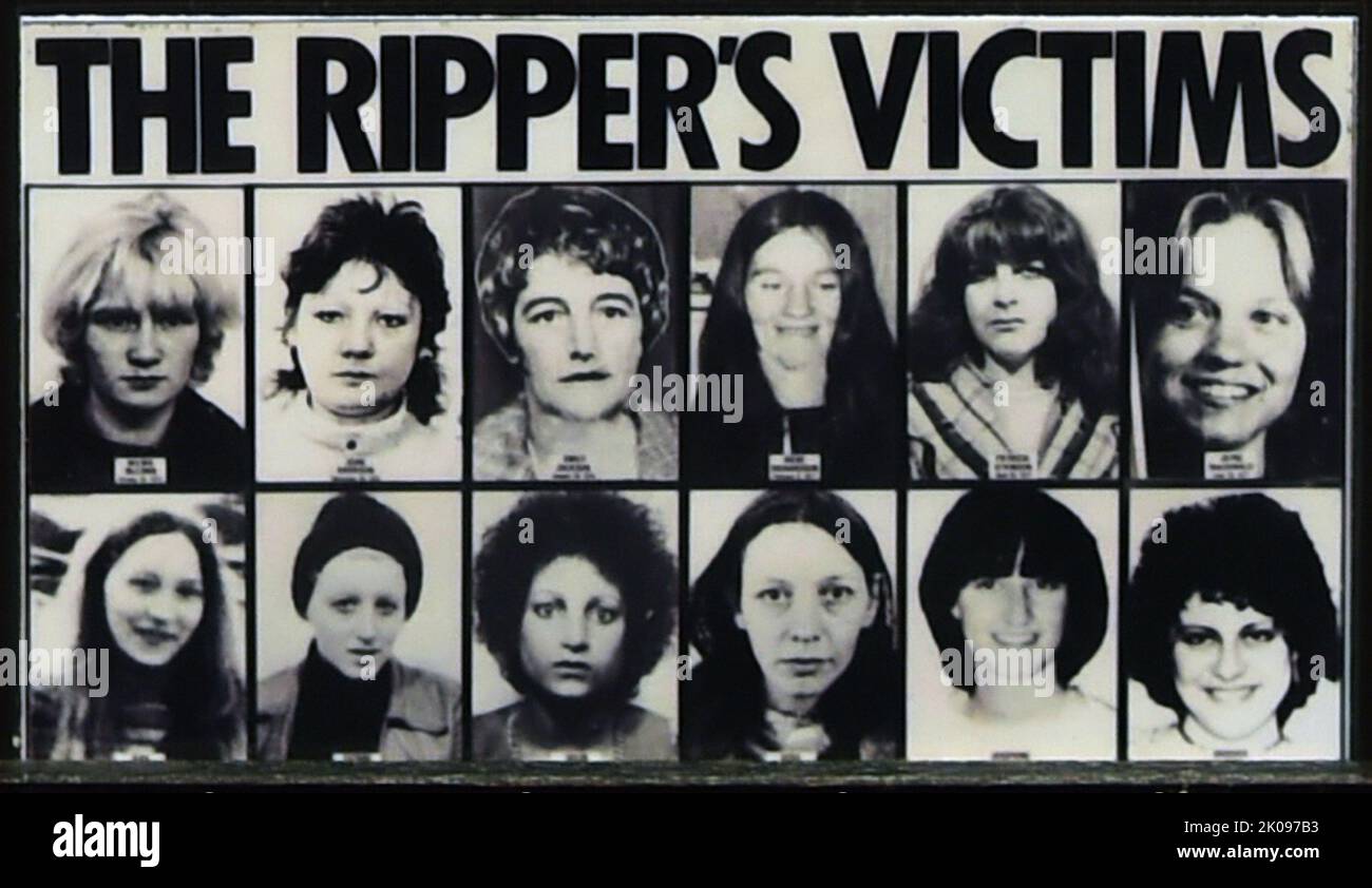 Zeitungsfotos von Opfern von Peter Sutcliffe. Peter William Sutcliffe (2. Juni 1946 - 13. November 2020), auch bekannt als Peter William Coonan, war ein englischer Serienmörder, der von der Presse als Yorkshire Ripper (eine Anspielung auf Jack the Ripper) bezeichnet wurde. Am 22. Mai 1981 wurde er für schuldig befunden, 13 Frauen ermordet zu haben und zwischen 1975 und 1980 sieben weitere zu ermorden. Er wurde zu 20 gleichzeitigen Haftstrafen zu lebenslanger Haft verurteilt, die 2010 in eine lebenslange Ordnung umgewandelt wurden. Zwei Morde von Sutcliffe fanden in Manchester statt, alle anderen in West Yorkshire. Stockfoto