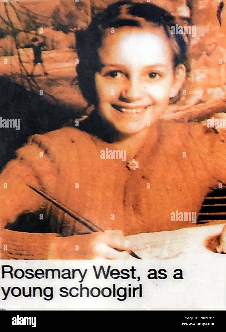 Rosemary Pauline West (geb. Letts; geboren am 29. November 1953) ist eine englische Serienmörderin, die mit ihrem Mann Fred West bei der Folter und dem Mord an mindestens neun jungen Frauen zwischen 1973 und 1987 zusammenarbeitete. 1971 ermordete sie auch ihre achtjährige Stieftochter Charmaine. Der Großteil dieser Morde fand in der West-Residenz in Gloucester statt. Rose ist eine Insassin im HM Prison New Hall, Flockton, West Yorkshire, nachdem sie 1995 von zehn Morden verurteilt wurde. Stockfoto