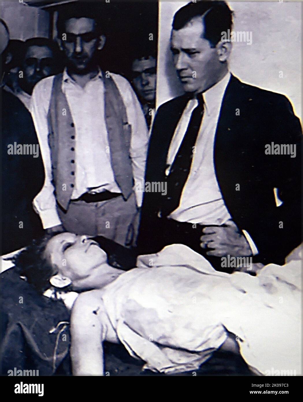 Clyde Chestnut Barrow. Bonnie Elizabeth Parker (1. Oktober 1910 - 23. Mai 1934) und Clyde Chestnut Barrow (24. März 1909 - 23. Mai 1934) waren ein amerikanisches kriminelles Paar, das während der Großen Depression mit ihrer Bande die Vereinigten Staaten bereiste, die für ihre Banküberfälle bekannt war, Obwohl sie es vorzogen, kleine Geschäfte oder ländliche Trauerhäuser auszurauben. Ihre Heldentaten erregten die Aufmerksamkeit der amerikanischen Presse und ihrer Leserschaft während der gelegentlich als „Public Enemy-Ära“ zwischen 1931 und 1934 bezeichneten Zeit. Es wird angenommen, dass sie mindestens neun Polizisten und vier Polizisten ermordet haben Stockfoto