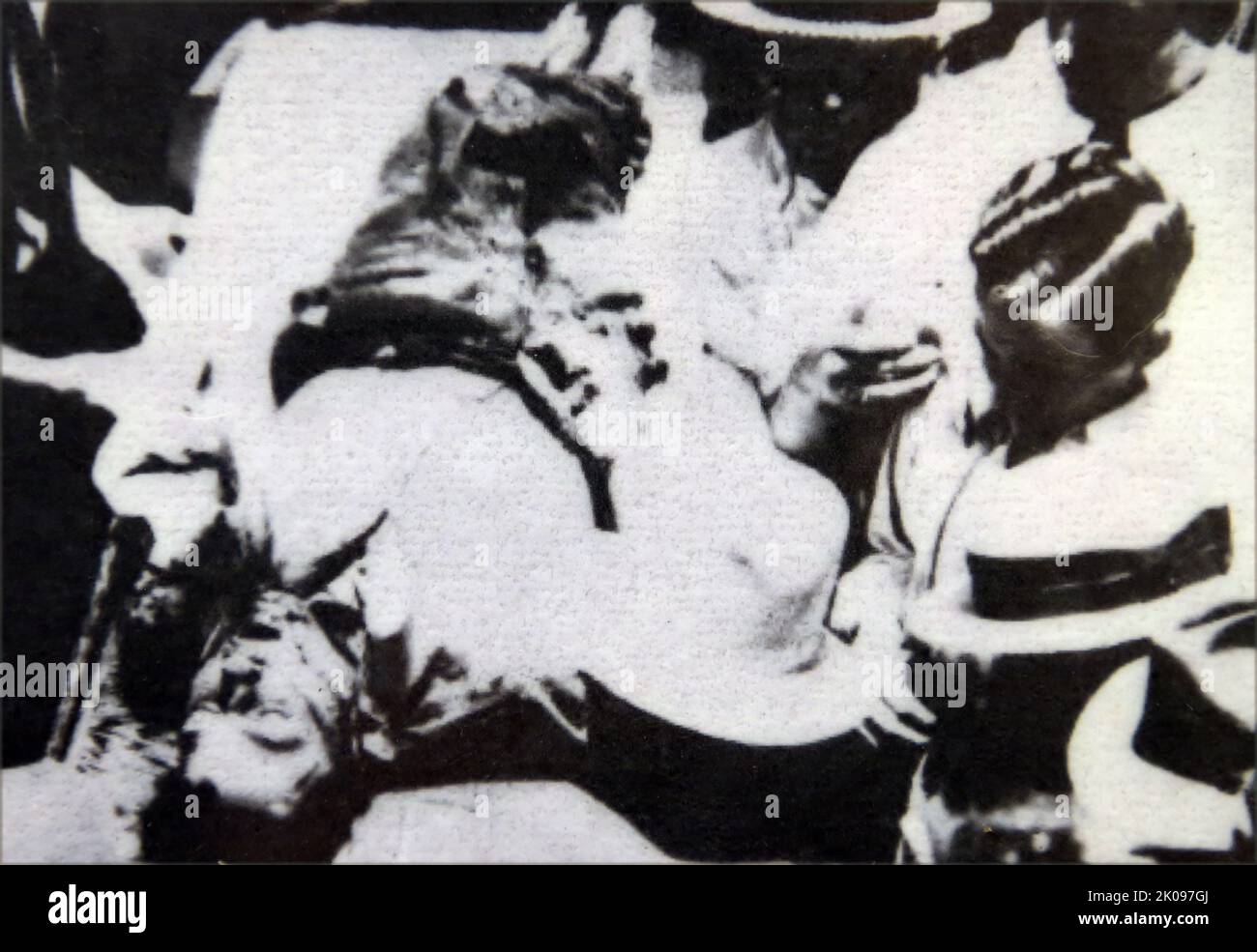 Body of Clyde Chestnut Barrow (1909 - 23. Mai 1934) amerikanischer Krimineller, Teil des Paares Bonnie und Clyde, das während der Großen Depression mit ihrer Bande durch die ZentralVereinigten Staaten reiste, das für ihre Banküberfälle bekannt ist, obwohl sie es vorzogen, kleine Geschäfte oder ländliche Trauerhäuser auszurauben. Ihre Heldentaten erregten die Aufmerksamkeit der amerikanischen Presse und ihrer Leserschaft während der gelegentlich als „Public Enemy-Ära“ zwischen 1931 und 1934 bezeichneten Zeit. Stockfoto