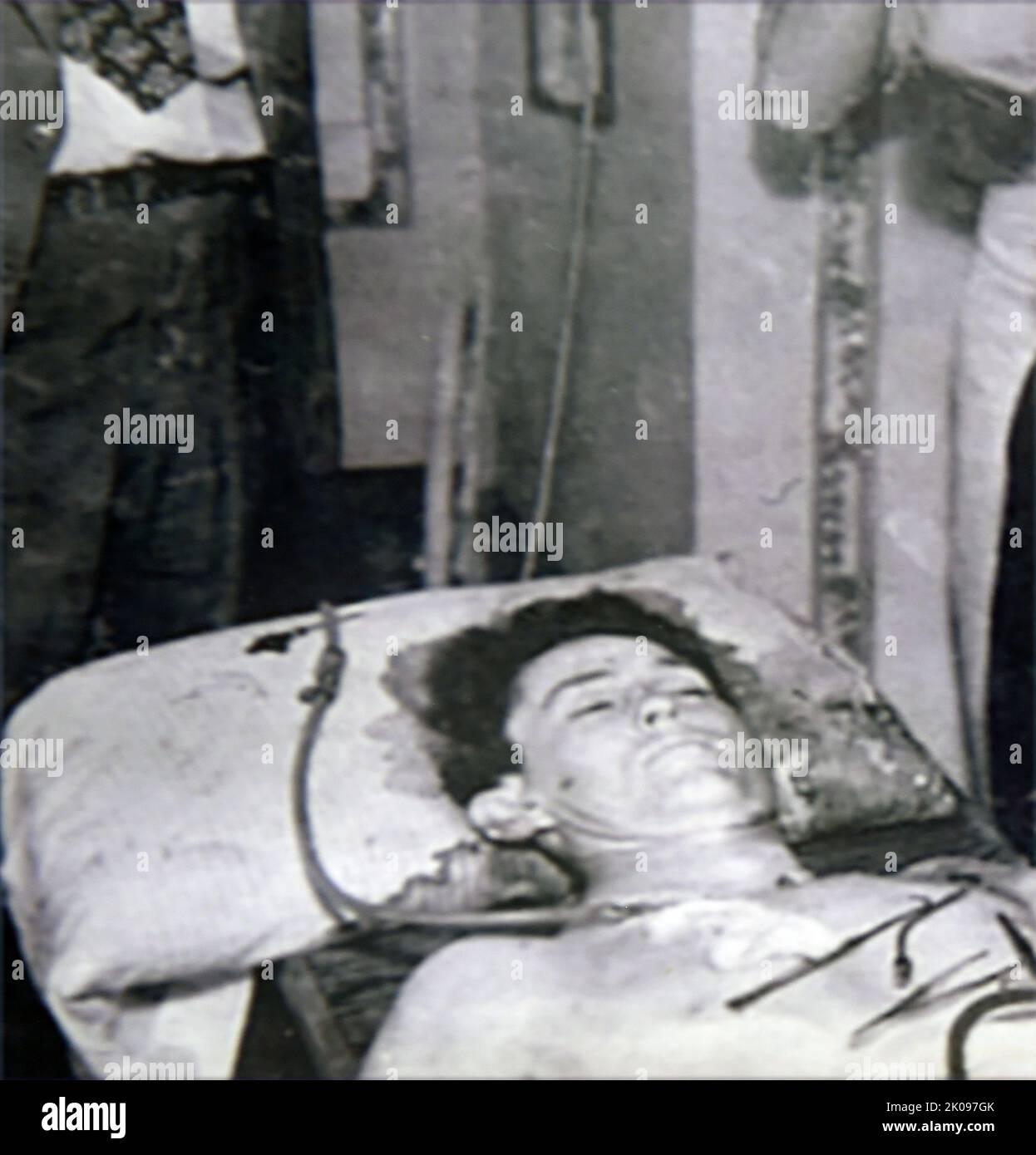 Body of Clyde Chestnut Barrow (1909 - 23. Mai 1934) amerikanischer Krimineller, Teil des Paares Bonnie und Clyde, das während der Großen Depression mit ihrer Bande durch die ZentralVereinigten Staaten reiste, das für ihre Banküberfälle bekannt ist, obwohl sie es vorzogen, kleine Geschäfte oder ländliche Trauerhäuser auszurauben. Ihre Heldentaten erregten die Aufmerksamkeit der amerikanischen Presse und ihrer Leserschaft während der gelegentlich als „Public Enemy-Ära“ zwischen 1931 und 1934 bezeichneten Zeit. Stockfoto