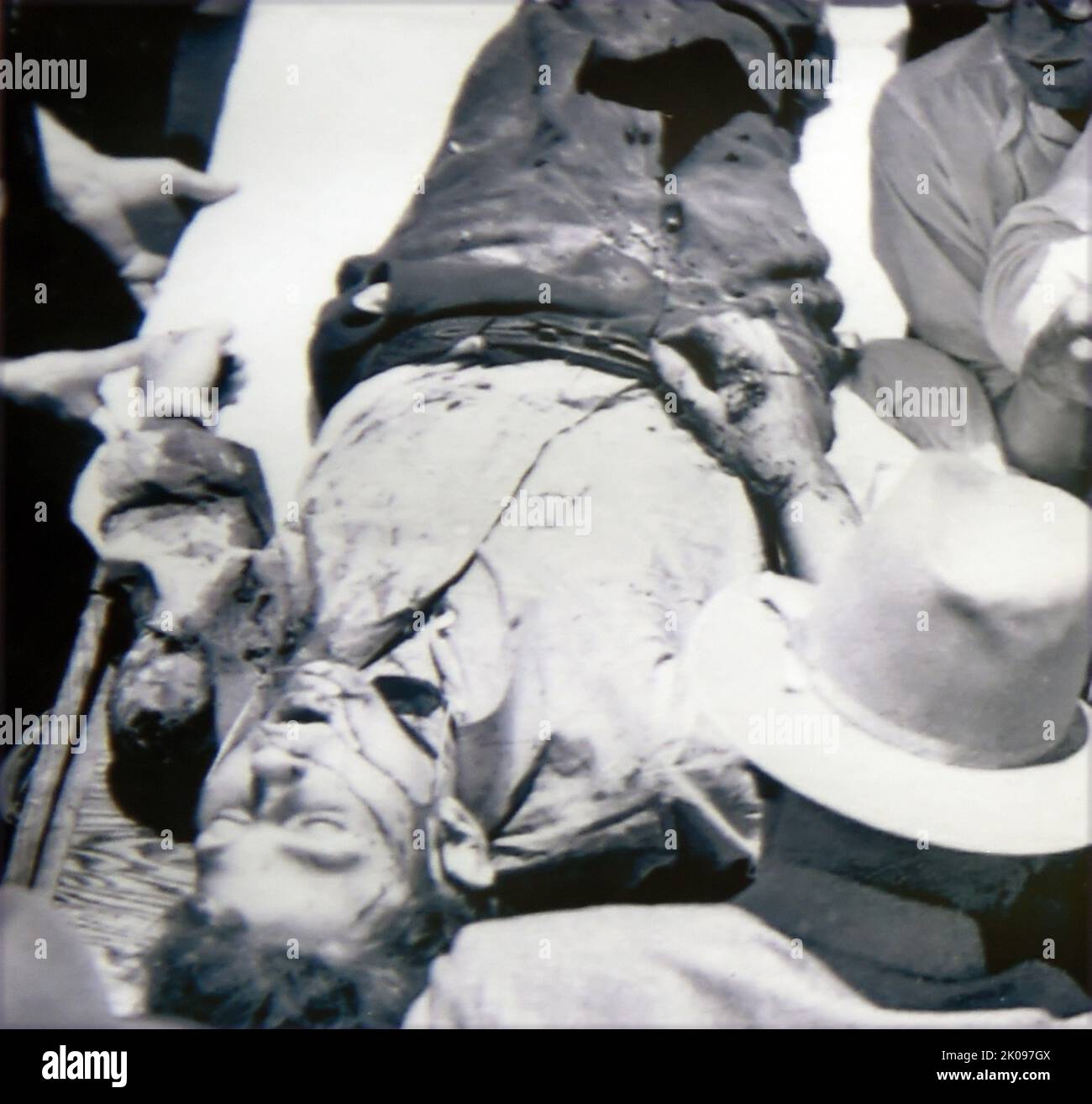 Body of Clyde Chestnut Barrow (1909 - 23. Mai 1934) amerikanischer Krimineller, Teil des Paares Bonnie und Clyde, das während der Großen Depression mit ihrer Bande durch die ZentralVereinigten Staaten reiste, das für ihre Banküberfälle bekannt ist, obwohl sie es vorzogen, kleine Geschäfte oder ländliche Trauerhäuser auszurauben. Ihre Heldentaten erregten die Aufmerksamkeit der amerikanischen Presse und ihrer Leserschaft während der gelegentlich als „Public Enemy-Ära“ zwischen 1931 und 1934 bezeichneten Zeit. Stockfoto