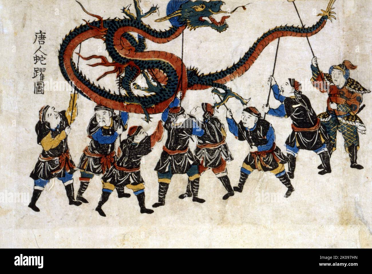 Tojin ja-odori no zu, chinesischer Drachentanz. Der japanische Druck zeigt acht Männer, die einen Drachen mit Stöcken für den Drachentanz hochhalten. Stockfoto