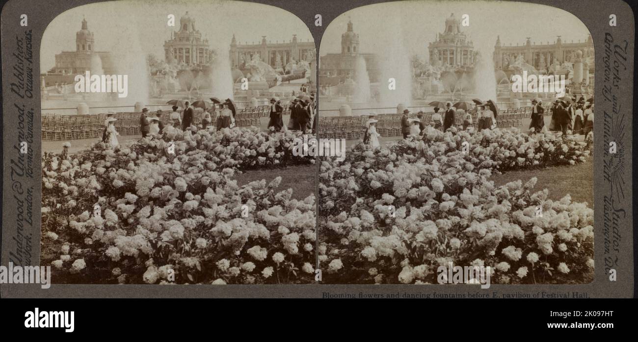 Blühende Blumen und tanzende Springbrunnen vor E. Pavillion der Festival Hall, World's Fair, St. Louis, USA. Von Underwood & Underwood, 1904. Fotodruck auf Stereokarte. Stockfoto