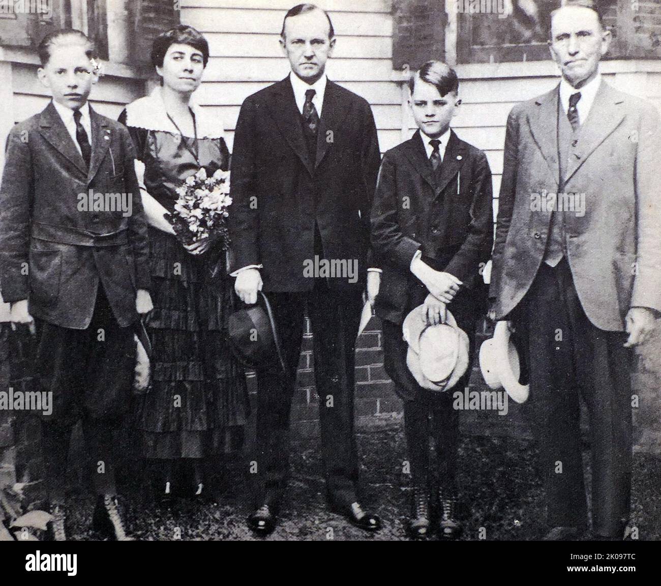 Calvin Coolidge mit seiner Familie. Calvin Coolidge (geboren John Calvin Coolidge Jr.; 4. Juli 1872 - 5. Januar 1933) war ein amerikanischer Anwalt und Politiker, der von 1923 bis 1929 als Präsident der Vereinigten Staaten von 30. fungierte. Coolidge, ein in Vermont geborener republikanischer Anwalt aus Neuengland, arbeitete sich die Leiter der Staatspolitik von Massachusetts nach oben und wurde schließlich Gouverneur von Massachusetts. Stockfoto