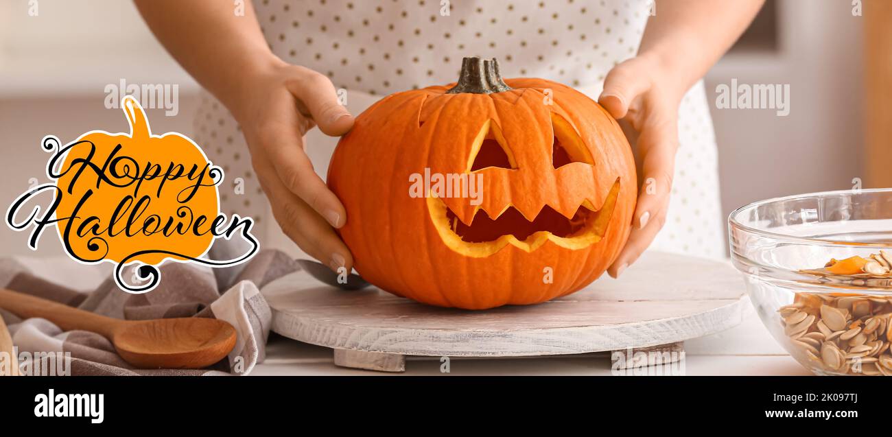 Grußkarte zur Happy Halloween Feier mit Frau und geschnitztem Kürbis Stockfoto
