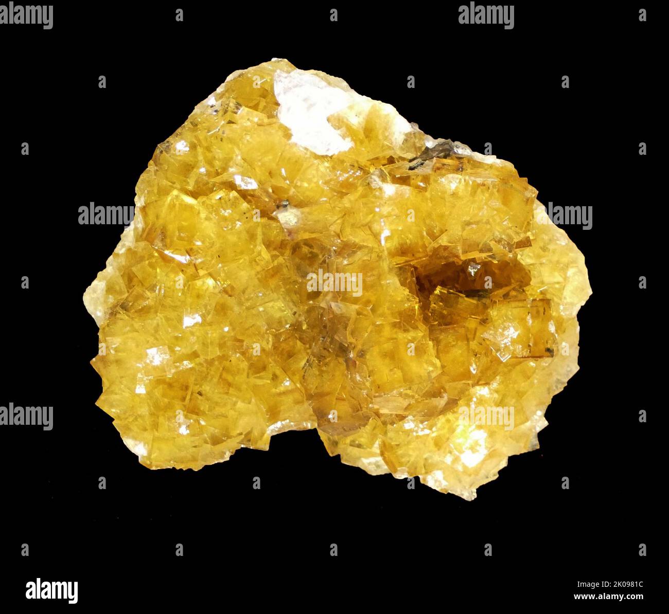 Foto von Fluorit (auch Fluorspat genannt), der mineralischen Form von Calciumfluorid, CaF2. Es gehört zu den Halogen-Mineralien. Es kristallisiert sich in isometrischer kubischer Gewohnheit, obwohl oktaedrische und komplexere isometrische Formen nicht ungewöhnlich sind. Stockfoto