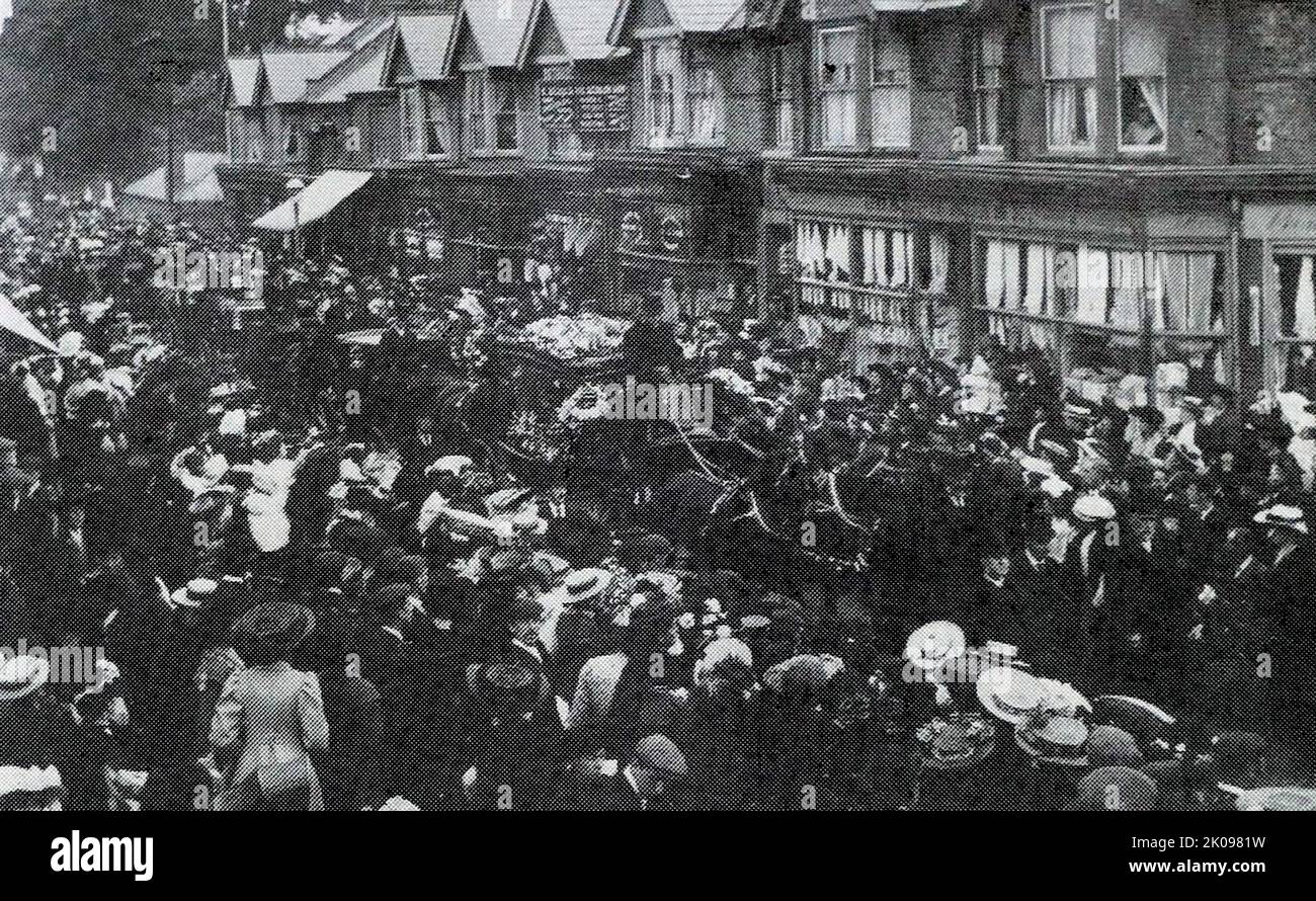 Schwarz-Weiß-Foto von Menschenmengen auf der Straße, während eine Trauerprozession vorbeizieht. Stockfoto