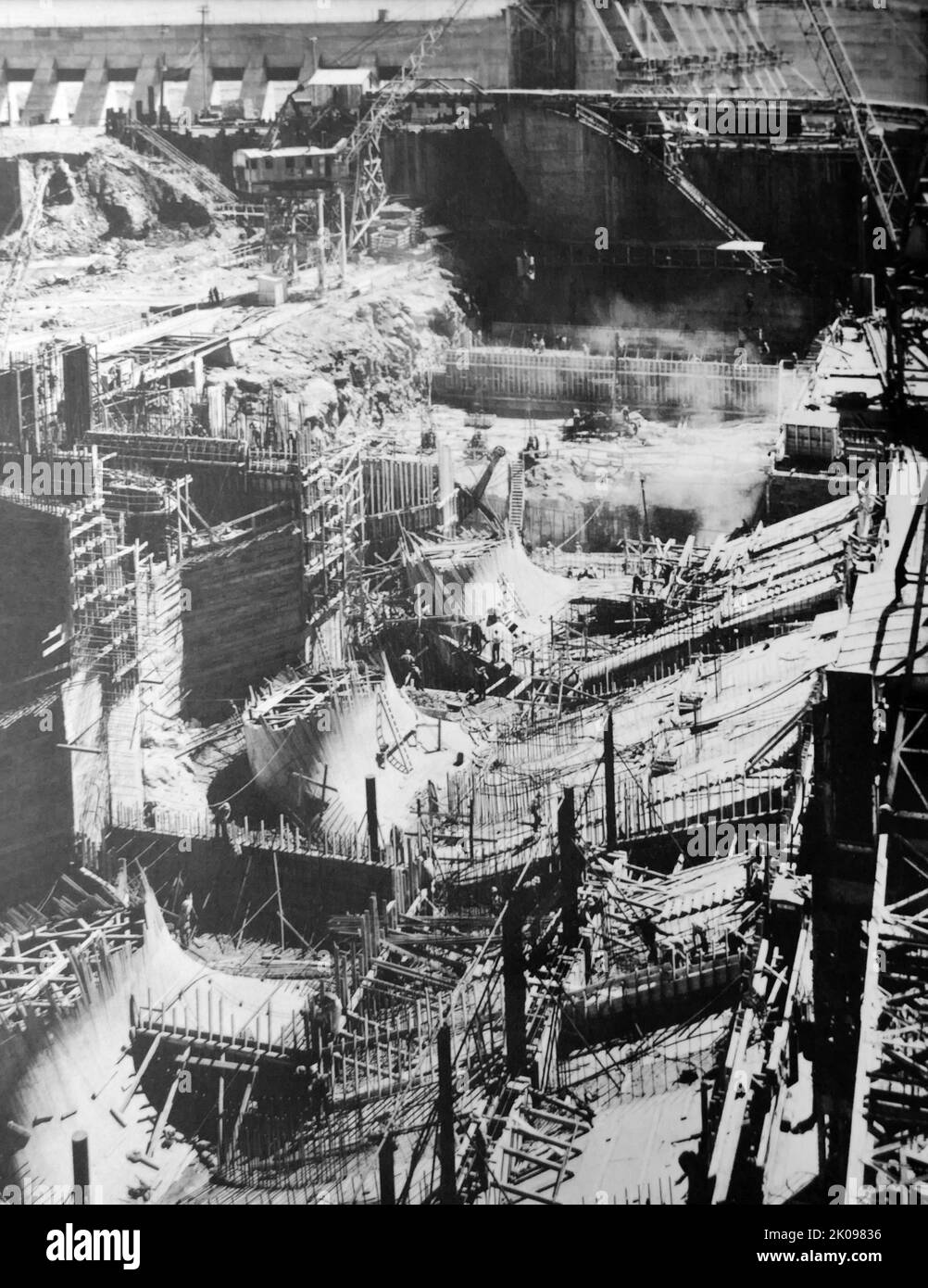 Bau des Fort Loudoun-Staudamms, Schwarz-Weiß-Fotografie. Der Staudamm Fort Loudoun ist ein Wasserkraftwerk am Tennessee River in Loudon County, Tennessee, im Südosten der Vereinigten Staaten. Der Damm wird von der Tennessee Valley Authority (TVA) betrieben, die den Damm Anfang 1940s baute. Es ist der oberste von neun TVA-Dämmen am Tennessee River. Stockfoto