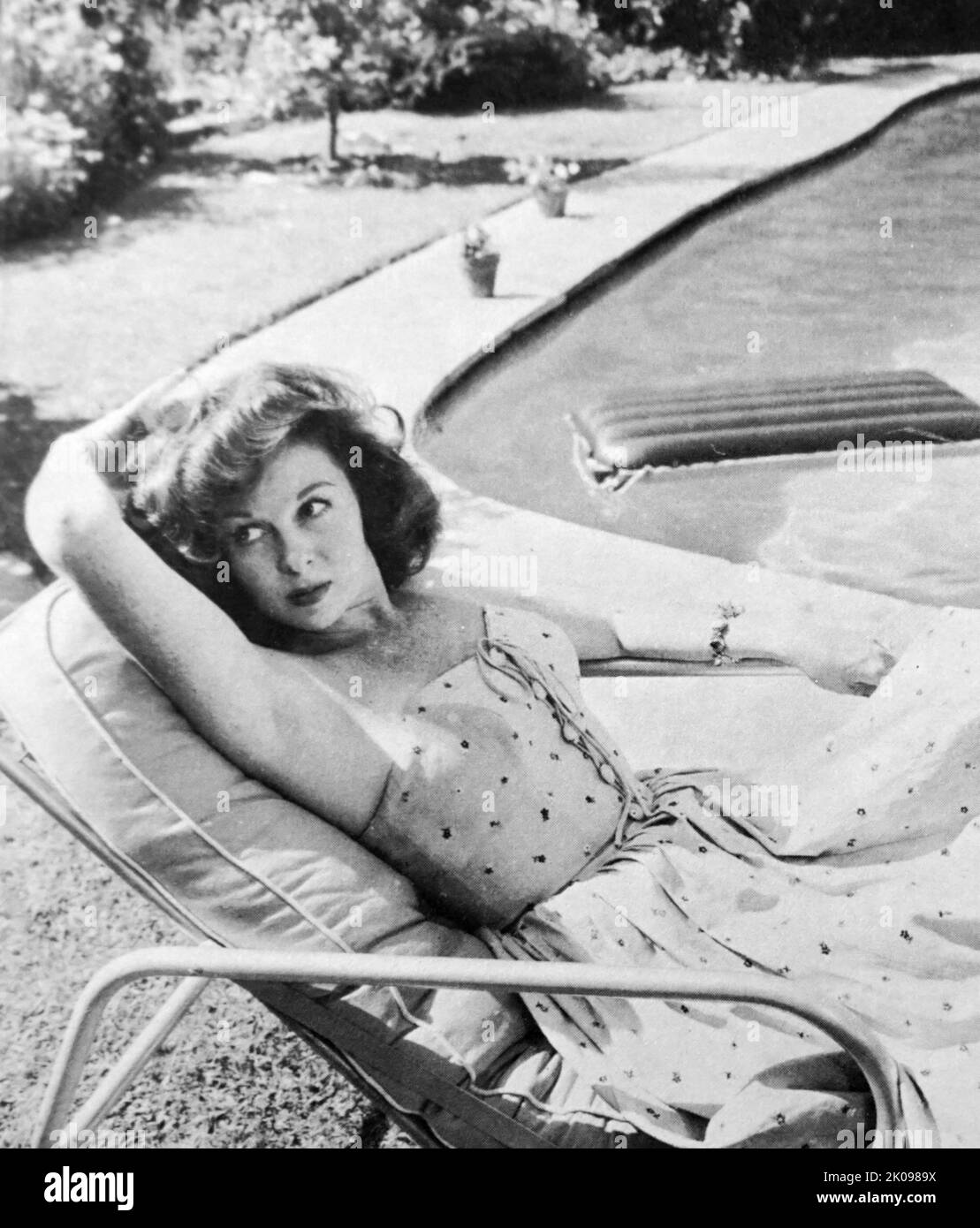 Susan Hayward (geboren Edythe Marrenner; 30. Juni 1917 - 14. März 1975) war eine amerikanische Schauspielerin und Model. Sie war vor allem für ihre Filmdarstellungen von Frauen bekannt, die auf wahren Geschichten basierten. Nachdem er als Modelist für Walter Thornton gearbeitet hatte, reiste Hayward 1937 nach Hollywood, um für die Rolle von Scarlett O'Hara vorzusprechen. Sie sicherte sich einen Filmvertrag und spielte in den nächsten Jahren mehrere kleine Nebenrollen. Stockfoto