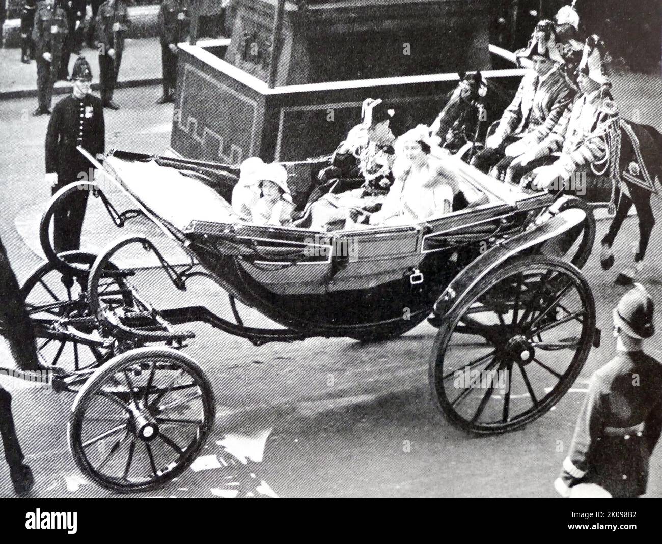 Die Prinzessinnen Margaret und Elizabeth werden mit ihrem Großvater zum Silver Jubilee Service gefahren. Prinzessin Margaret, Gräfin von Snowdon, CI, GCVO, CD (Margaret Rose; 21. August 1930 - 9. Februar 2002) war die jüngere Tochter von König Georg VI. Und Königin Elizabeth und die einzige Schwester von Königin Elizabeth II. Prinzessin Elizabeth. Elizabeth II. (Elizabeth Alexandra Mary; geboren am 21. April 1926) ist Königin des Vereinigten Königreichs und 15 anderer Commonwealth-Bereiche. Sie ist die ältere Tochter von König Georg VI. Und Königin Elizabeth. Stockfoto