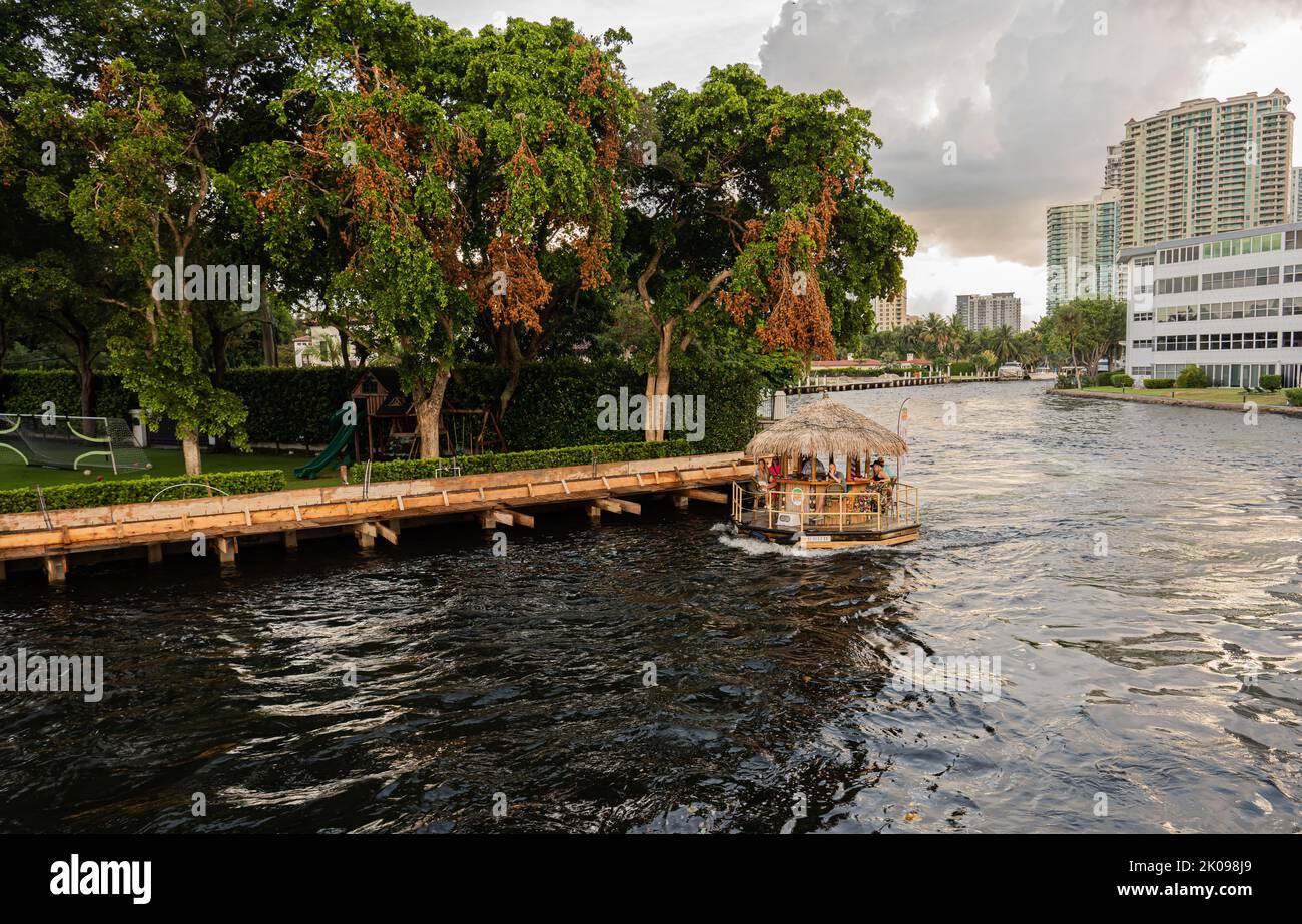 Fort Lauderdale, Miami, Florida - 9. September 2022: Landschaft mit der Wasserfront, Bäumen und schwimmenden Barbooten Stockfoto