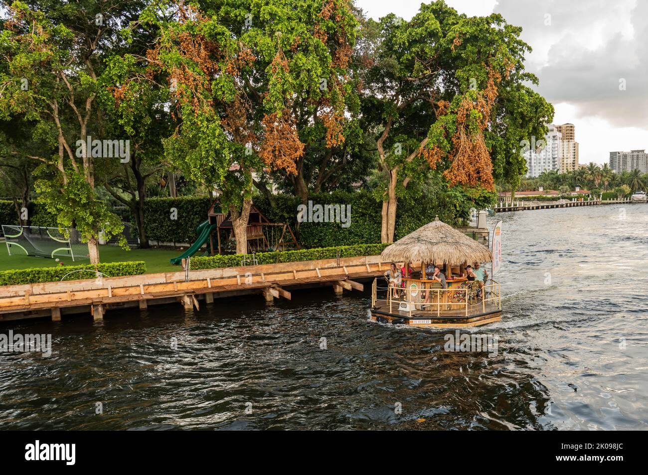 Fort Lauderdale, Miami, Florida - 9. September 2022: Landschaft mit der Wasserfront, Bäumen und schwimmenden Barbooten Stockfoto
