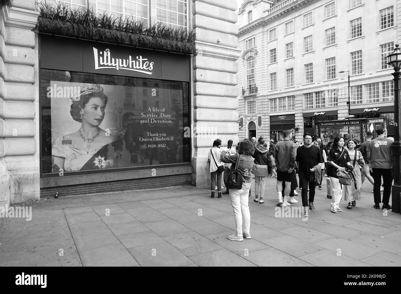 London wurde in den Tagen nach dem Tod von Königin Elizabeth II. Geändert Stockfoto