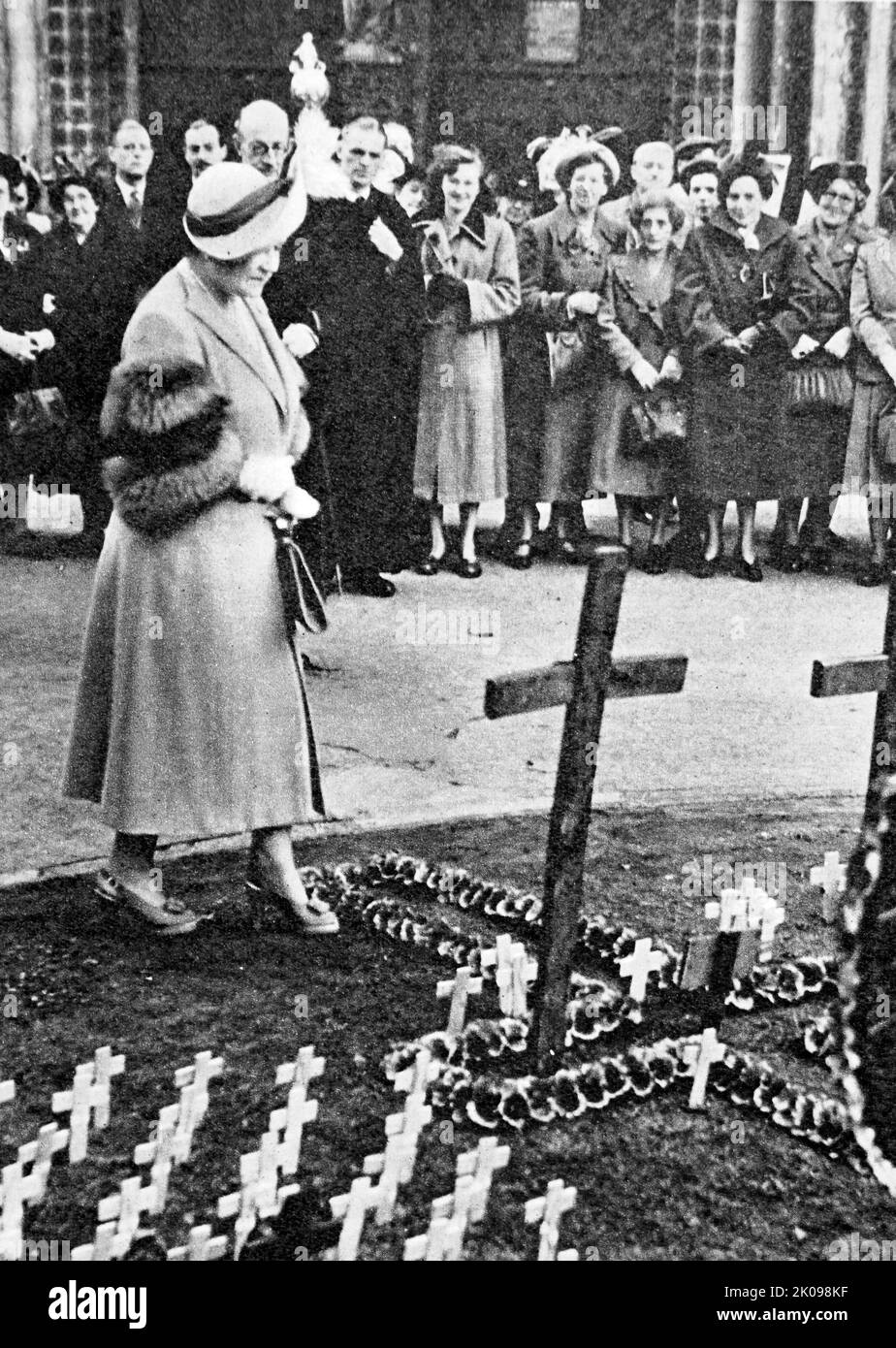 Elizabeth R am British Legion Empire Field of Remembrance. Elizabeth Angela Marguerite Bowes-Lyon (4. August 1900 - 30. März 2002) war vom 11. Dezember 1936 bis zum 6. Februar 1952 Königin des Vereinigten Königreichs und der Dominions als Ehefrau von König George VI. Nach dem Tod ihres Mannes wurde sie als Königin Elisabeth, die Königin Mutter, bekannt, um Verwechslungen mit ihrer Tochter, Königin Elisabeth II., zu vermeiden Stockfoto