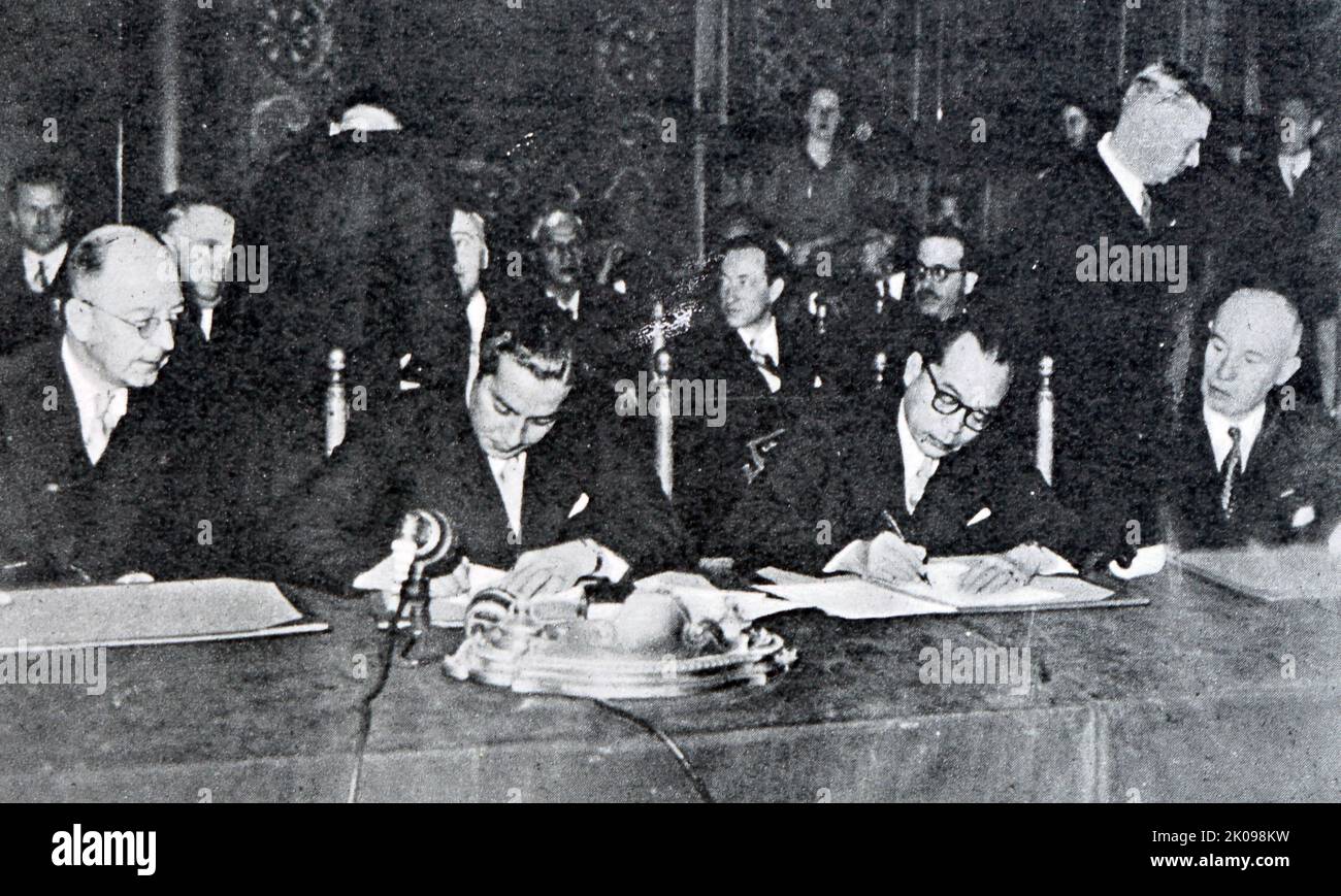 Unterzeichnung des Abkommens für die Vereinigten Staaten von Indonesien in Den Haag: Herr H. J. Maarseveen, S.H. Hamid II., Sultan von Pontianak, Herr Hatta und Dr. M.J. Prinsen. Stockfoto
