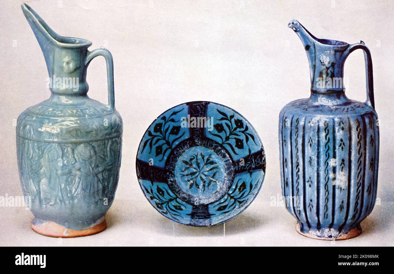 Persische Keramik. Foto von drei Töpferstücken, zwei Schafen und einer Schale. Stockfoto