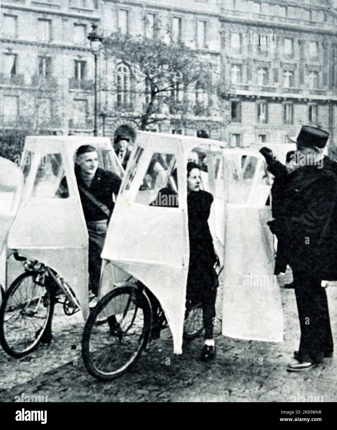 Wasserdichte Fahrräder mit Seitentüren in Paris. Zeitungsbericht und Foto. Stockfoto
