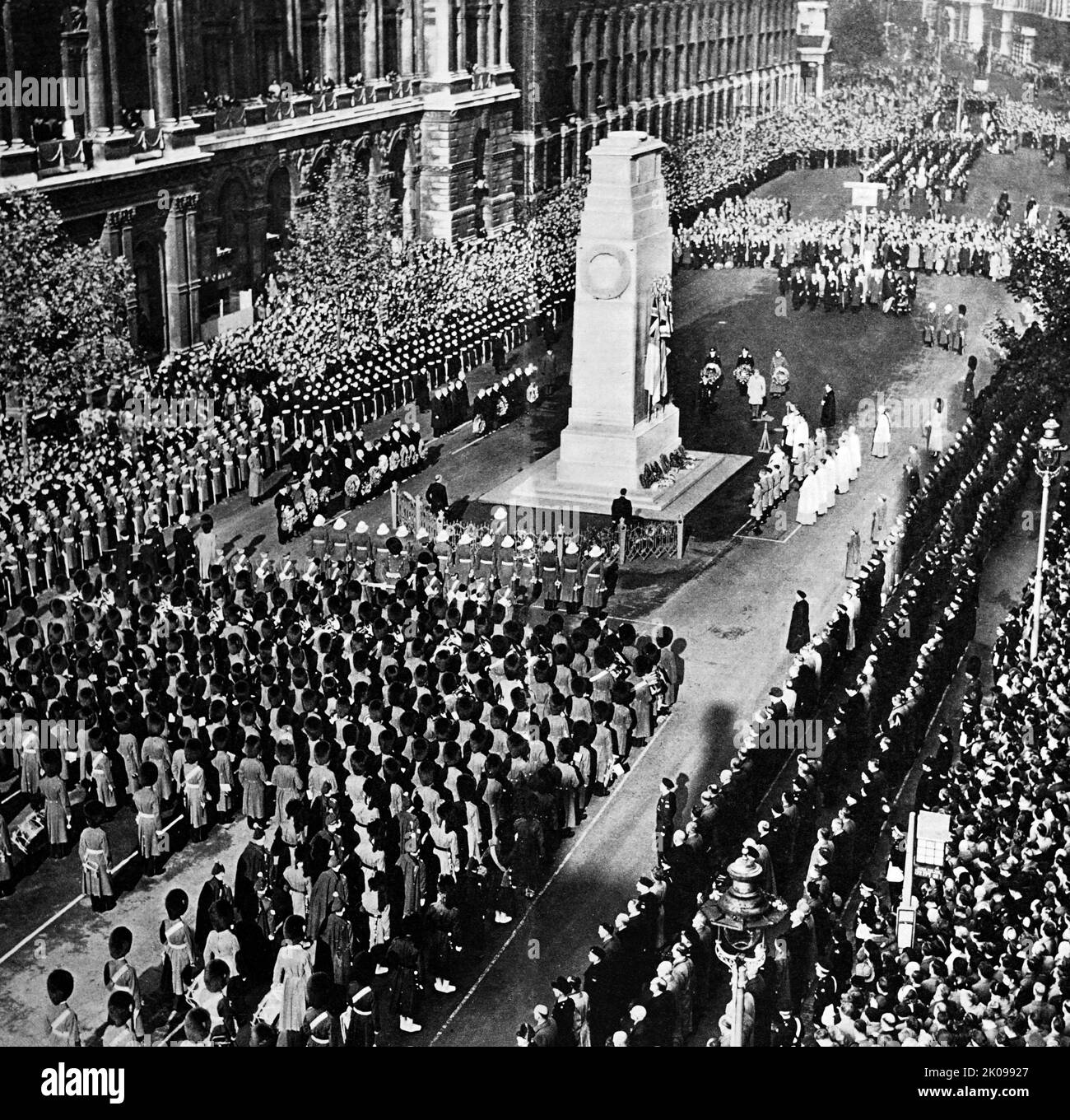 Gedenktag im Cenotaph. Der Gedenktag (aufgrund der Tradition, einen Erinnerungsmohn zu tragen, auch als Poppy Day bekannt) ist ein Gedenktag, der in den Commonwealth-Mitgliedstaaten seit dem Ende des Ersten Weltkriegs begangen wird, um Angehörige der Streitkräfte zu ehren, die im Dienst gestorben sind. Nach einer Tradition, die 1919 von König Georg V. eröffnet wurde, ist der Tag auch in vielen nicht-Commonwealth-Ländern von Kriegsremanzen geprägt. Stockfoto