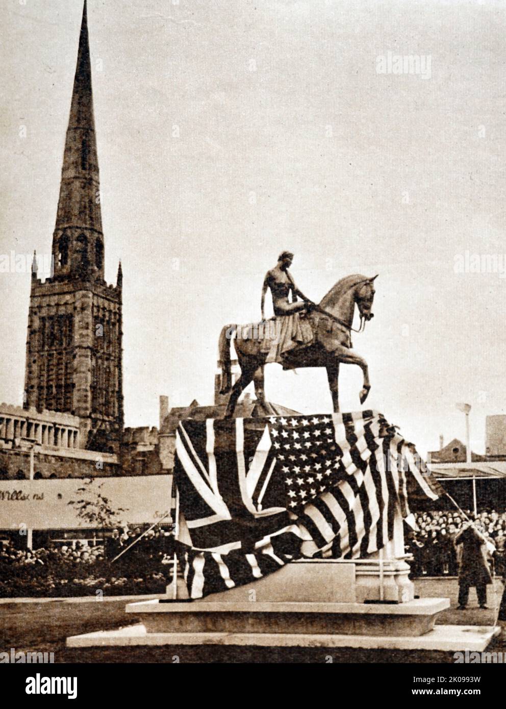 Frau Lewis Douglas, Ehefrau des amerikanischen Botschafters in Großbritannien, enthüllt die Statue von Lady Godiva in Coventry. Lady Godiva (gestorben zwischen 1066 und 1086), in altenglischem Godgifu, war eine spätangelsächsische Adlige, die relativ gut als Ehefrau von Leofric, Graf von Mercia und Schutzpatronin verschiedener Kirchen und Klöster dokumentiert ist. Heute erinnert sie sich vor allem an eine Legende aus dem 13.. Jahrhundert, in der sie nackt - nur mit langen Haaren bedeckt - durch die Straßen von Coventry ritt. Stockfoto