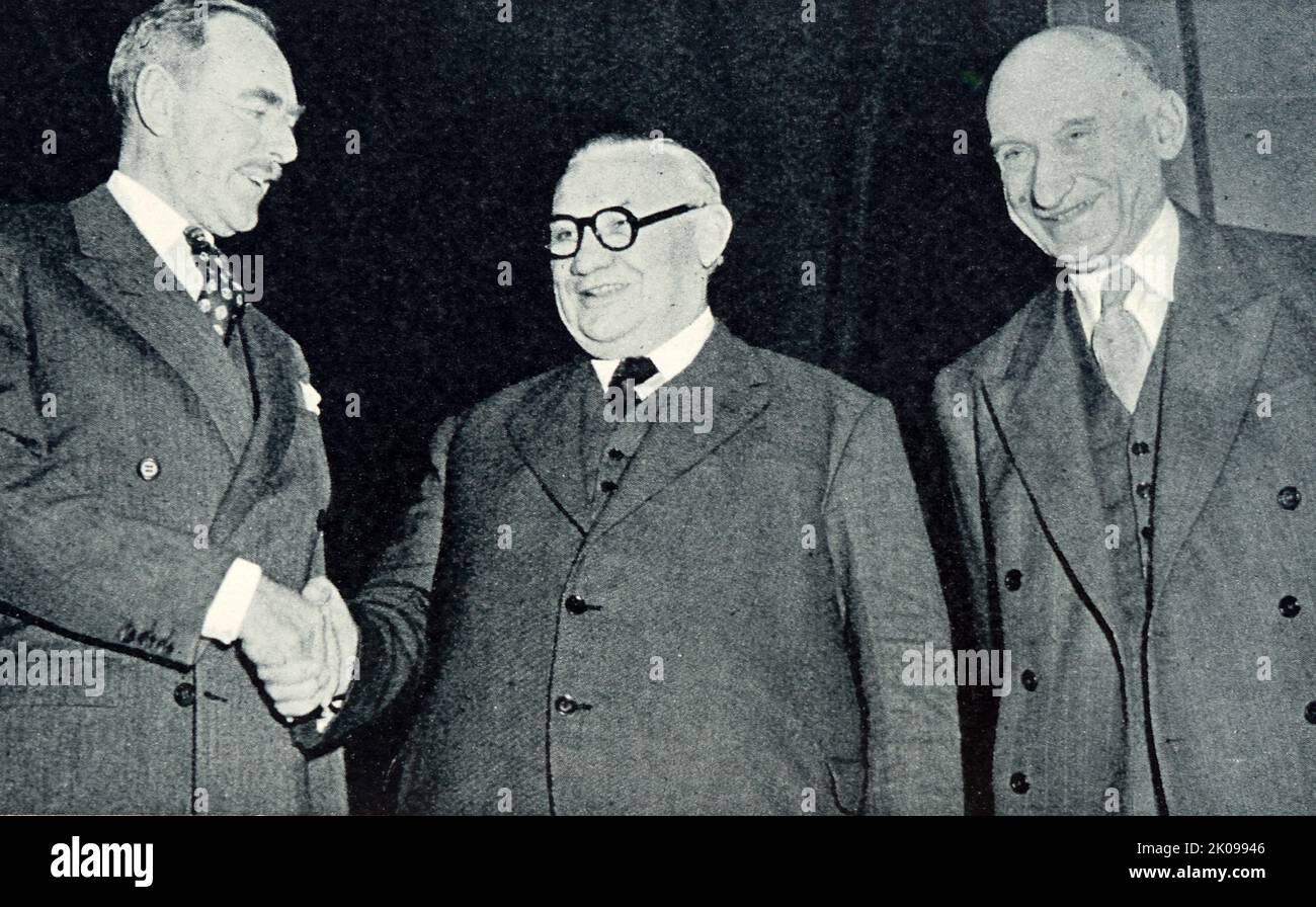 Die Außenminister Acheson, Bevin und Schuman bei der Eröffnung der Pariser Gespräche über Westdeutschland. Dean Gooderham Acheson (11. April 1893 - 12. Oktober 1971) war ein amerikanischer Staatsmann und Anwalt. Als US-Außenminister von 51. setzte er die Außenpolitik der Harry S. Truman-Regierung von 1949 bis 1953 ein. Von 1945 bis 1947 war er Trumans wichtigster außenpolitischer Berater, insbesondere im Hinblick auf den Kalten Krieg. Ernest Bevin (9. März 1881 - 14. April 1951) war ein britischer Staatsmann, Gewerkschaftsführer und Labour-Politiker. Er war Mitbegründer und Generalsekretär der mächtigen Transport an Stockfoto