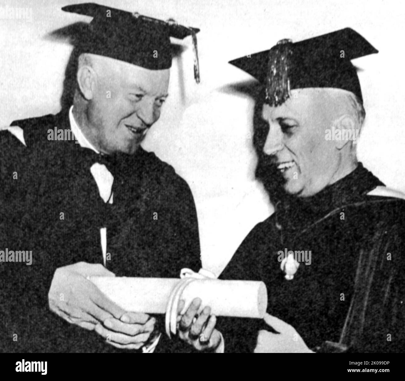 General Eisenhower, Präsident der Columbia University, mit Jawaharlal Nehru, Premierminister von Indien. David „Ike“ Eisenhower GCB, OM, RE, GCS, CCLH, KC, NPK (14. Oktober 1890 - 28. März 1969) war ein amerikanischer Militäroffizier und Staatsmann, der von 1953 bis 1961 als Präsident der Vereinigten Staaten von 34. diente. Jawaharlal Nehru (14. November 1889 - 27. Mai 1964) war ein indischer antikolonialer Nationalist, säkularer Humanist, Sozialdemokrat und Autor, der im mittleren Drittel des 20.. Jahrhunderts eine zentrale Figur in Indien war. Nach der Unabhängigkeit Indiens im Jahr 1947 diente er als der wichtigste Mini des Landes Stockfoto