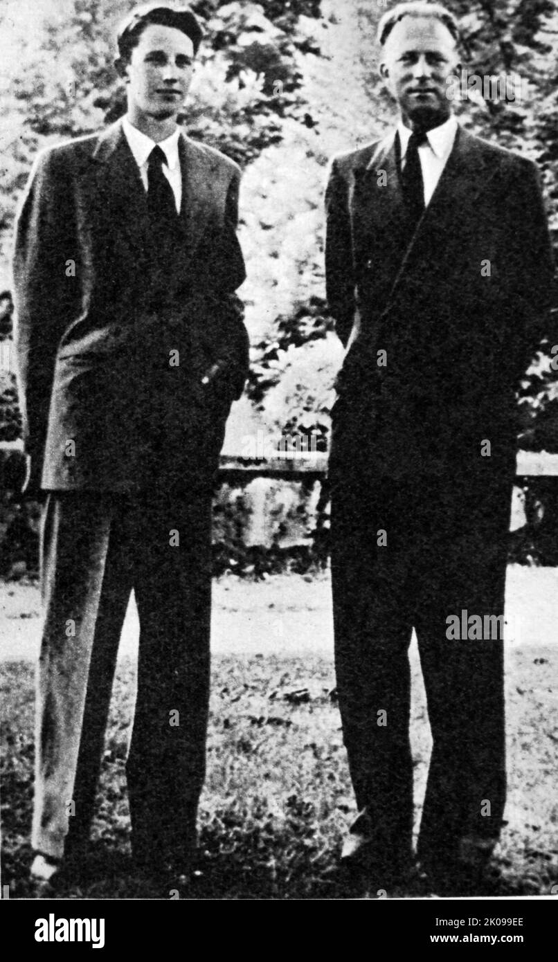 König Leopold III. Und Prinz Baudouin warten auf das Urteil des belgischen Volkes. König Leopold III. (3. November 1901 - 25. September 1983) war von 1934 bis 1951 König der Belgier. Beim Ausbruch des Zweiten Weltkriegs versuchte Leopold, die belgische Neutralität zu wahren, aber nach der deutschen Invasion im Mai 1940 gab er sein Land auf und verdiente ihm sowohl im in- als auch im Ausland viel Feindseligkeit. Prinz Baudouin (7. September 1930 - 31. Juli 1993), holländischer Name Boudewijn, war von 1951 bis zu seinem Tod im Jahr 1993 König der Belgier. Er war der letzte belgische König, der Herrscher über den Kongo war. Stockfoto