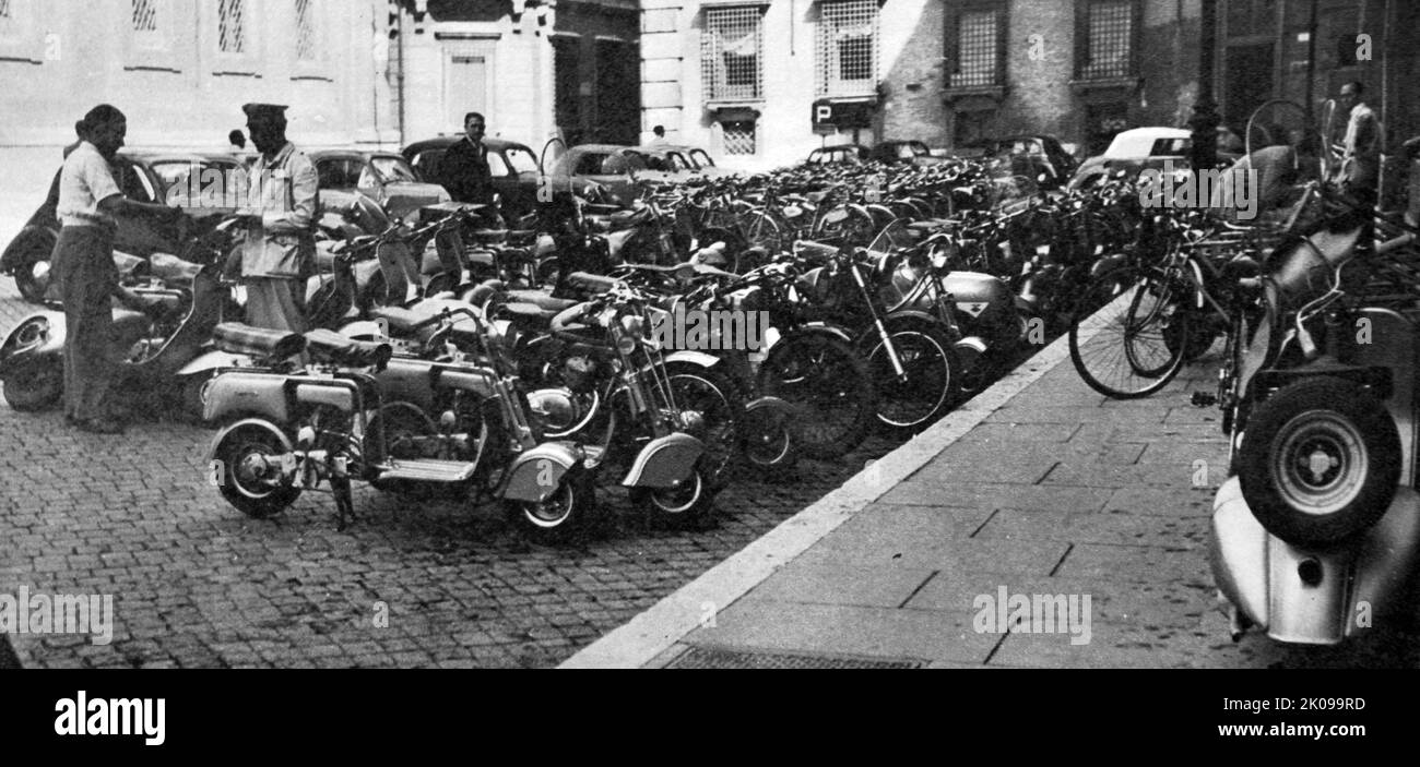 Typische Szene auf dem Parkplatz vor einem Büro in Rom. Motorroller in Rom. Stockfoto