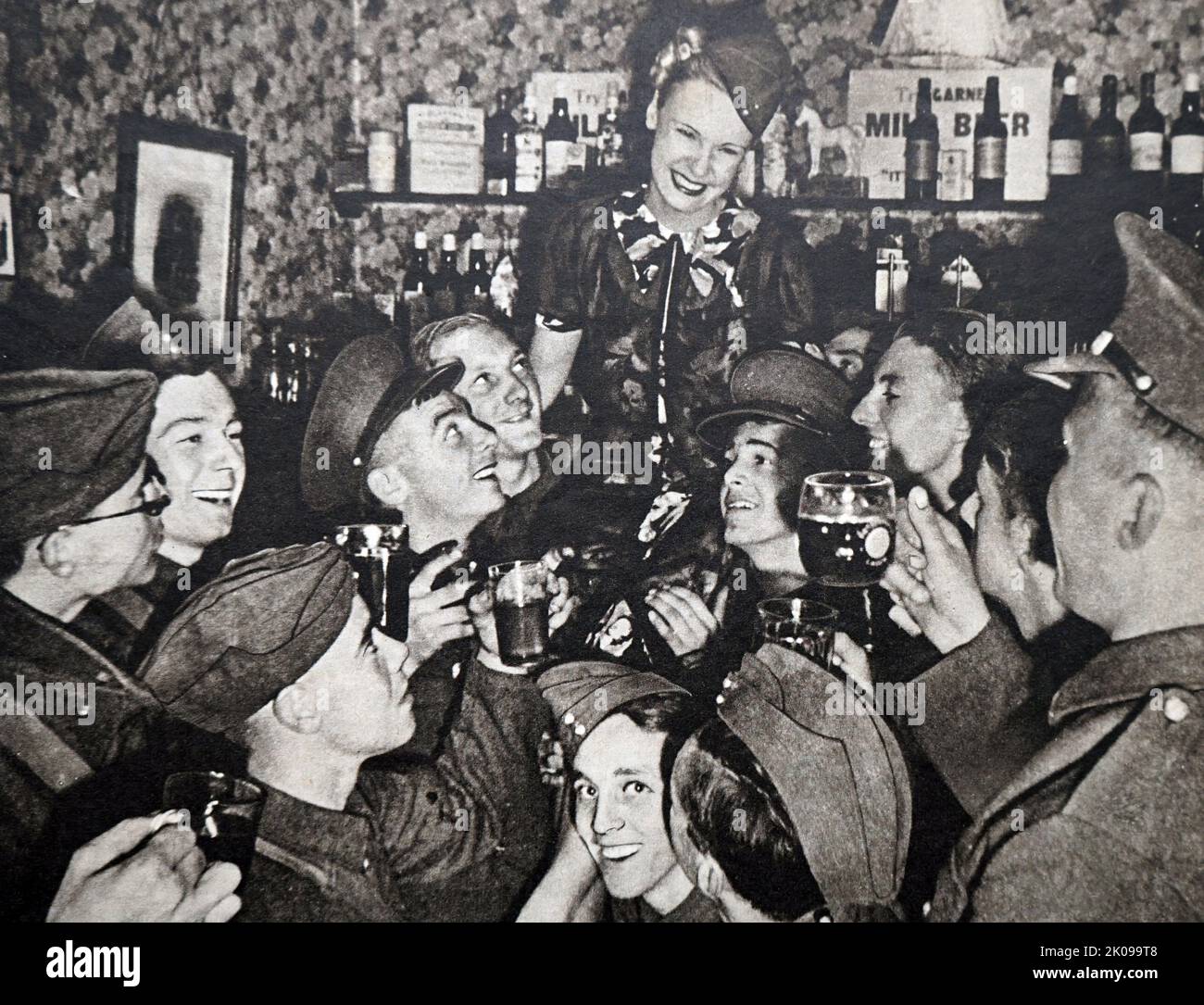 Einwohner von Tommy-Town. Dienstunfähige Soldaten, die in einer Bar trinken. Stockfoto