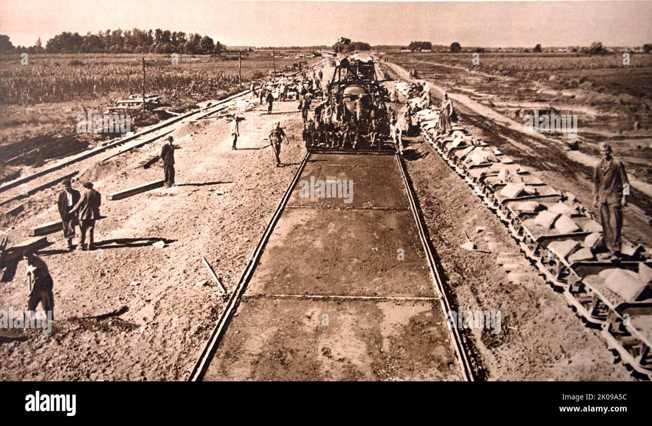 Bauarbeiter auf der neuen Straße zwischen dem kroatischen Zagreb und dem serbischen Belgrad, die zur Einheit zwischen dem kroatischen und serbischen Volk Jugoslawiens unter Marschall Tito beitragen. Stockfoto