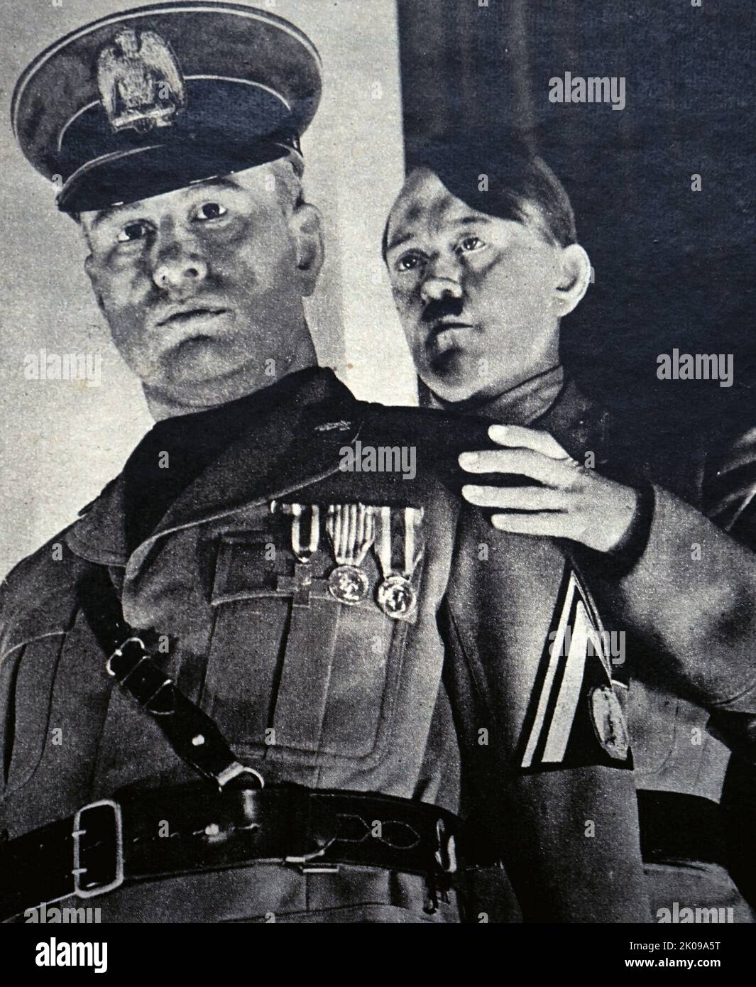 Wachsarbeiten von Adolf Hitler und Benito Mussolini bei Madame Tussaud's. Adolf Hitler (20. April 1889 - 30. April 1945) war ein in Österreich geborener deutscher Politiker, der von 1933 bis zu seinem Tod 1945 der Diktator Deutschlands war. Er stieg als Führer der Nazi-Partei an die Macht, wurde 1933 Kanzler und übernahm 1934 den Titel eines Führers und Reichskanzlers. Während seiner Diktatur initiierte er den Zweiten Weltkrieg in Europa, indem er am 1. September 1939 in Polen einmarschierte. Er war während des gesamten Krieges eng an militärischen Operationen beteiligt und stand im Mittelpunkt der Verewigung des Holocaust, des Völkermordes o Stockfoto
