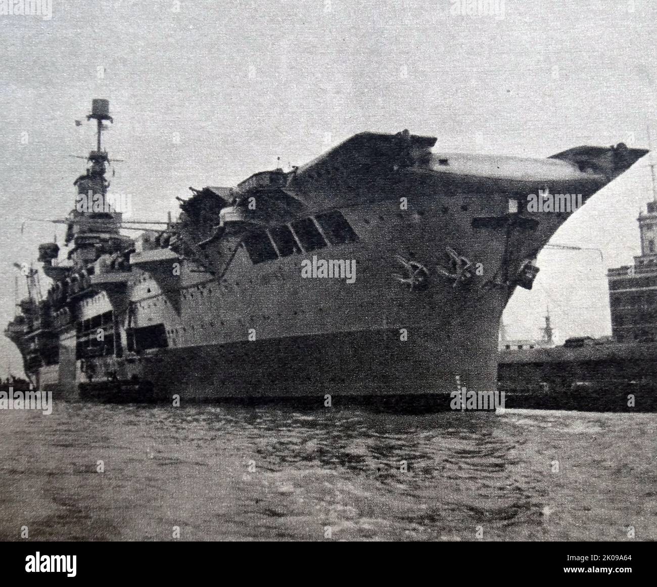 HMS Ark Royal war ein Flugzeugträger der Royal Navy, der während des Zweiten Weltkriegs betrieben wurde. Ark Royal wurde 1934 entworfen, um den Beschränkungen des Washingtoner Naval Treaty zu entsprechen, und wurde von Cammell Laird in Birkenhead, England, gebaut und im November 1938 fertiggestellt. Ark Royal operierte in einigen der aktivsten Marinetheater des Zweiten Weltkriegs. Sie war an den ersten Luft- und U-Boot-Tötungen des Krieges, Operationen vor Norwegen, der Suche nach dem deutschen Schlachtschiff Bismarck und den Malta-Konvois beteiligt. Sie wurde am 13. November 1941 von dem deutschen U-Boot U-81 torpediert und sank im Anschluss Stockfoto