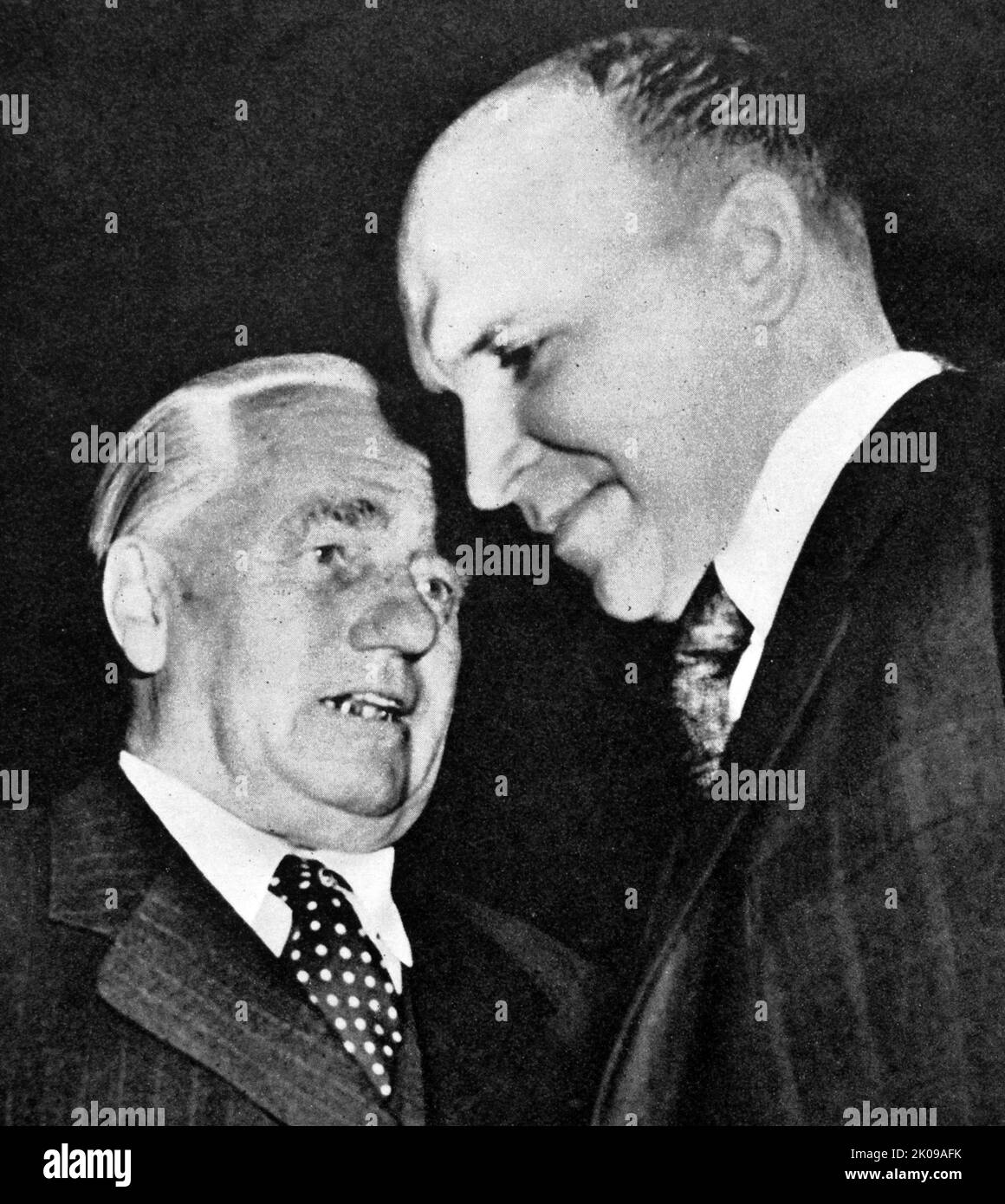 Der neue Präsident der DDR, Herr Wilhelm Pieck und Vladimir Semenovich Semjonov, Botschafter in der sowjetischen Militärverwaltung. Friedrich Wilhelm Reinhold Pieck (3. Januar 1876 - 7. September 1960) war ein deutscher kommunistischer Politiker, der von 1946 bis 1950 Vorsitzender der Sozialistischen Einheitspartei und von 1949 bis 1960 Präsident der Deutschen Demokratischen Republik war. Vladimir Semenovich Semjonov (16. Februar 1911 - 18. Dezember 1992) war ein sowjetischer Diplomat und berühmt für seine militärische Verwaltung in Ostdeutschland während der sowjetischen Besatzung nach dem Zweiten Weltkrieg Er war instrume Stockfoto