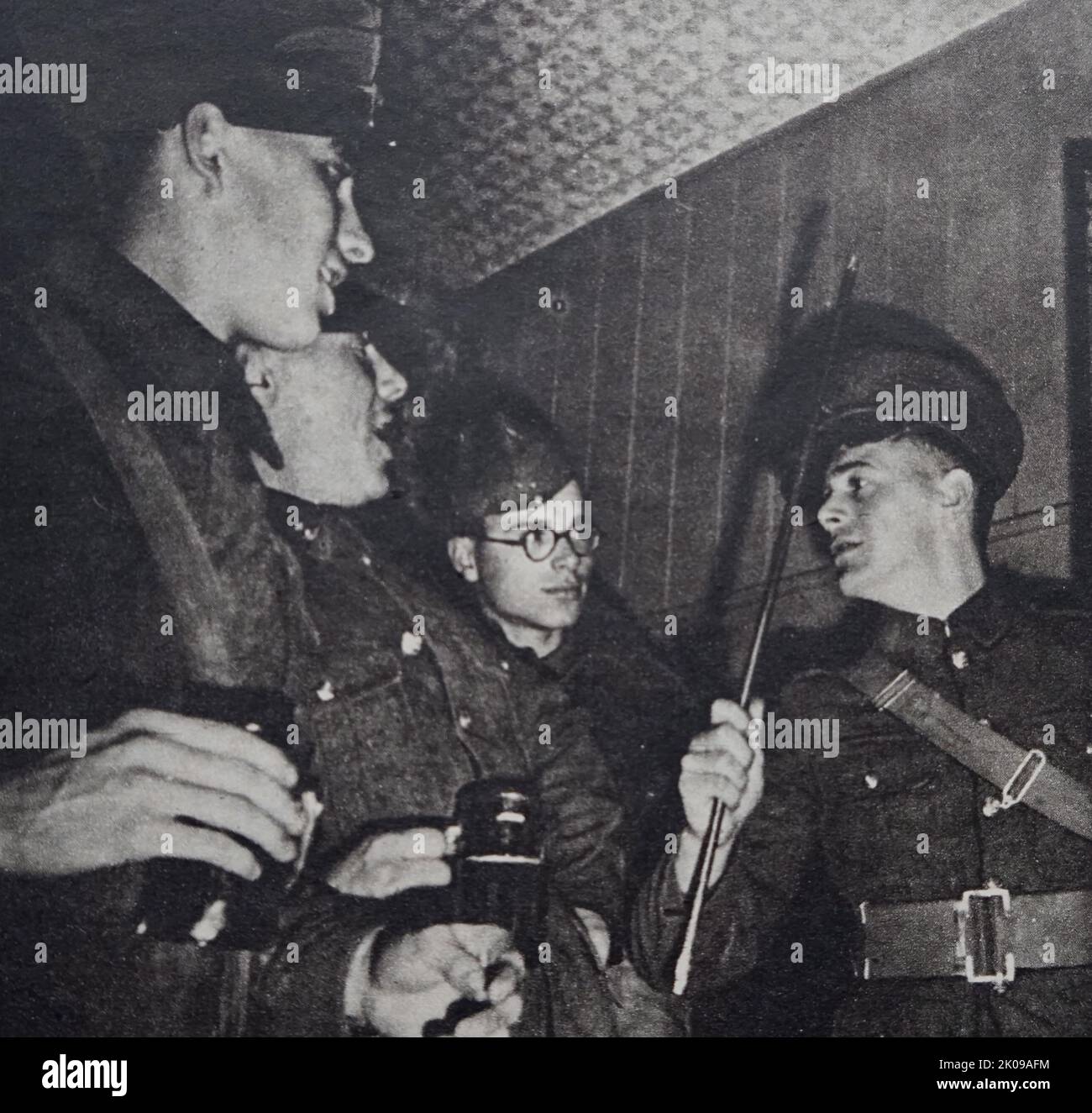 Nicht diensthabende britische Soldaten entspannen sich in der Bar. Stockfoto