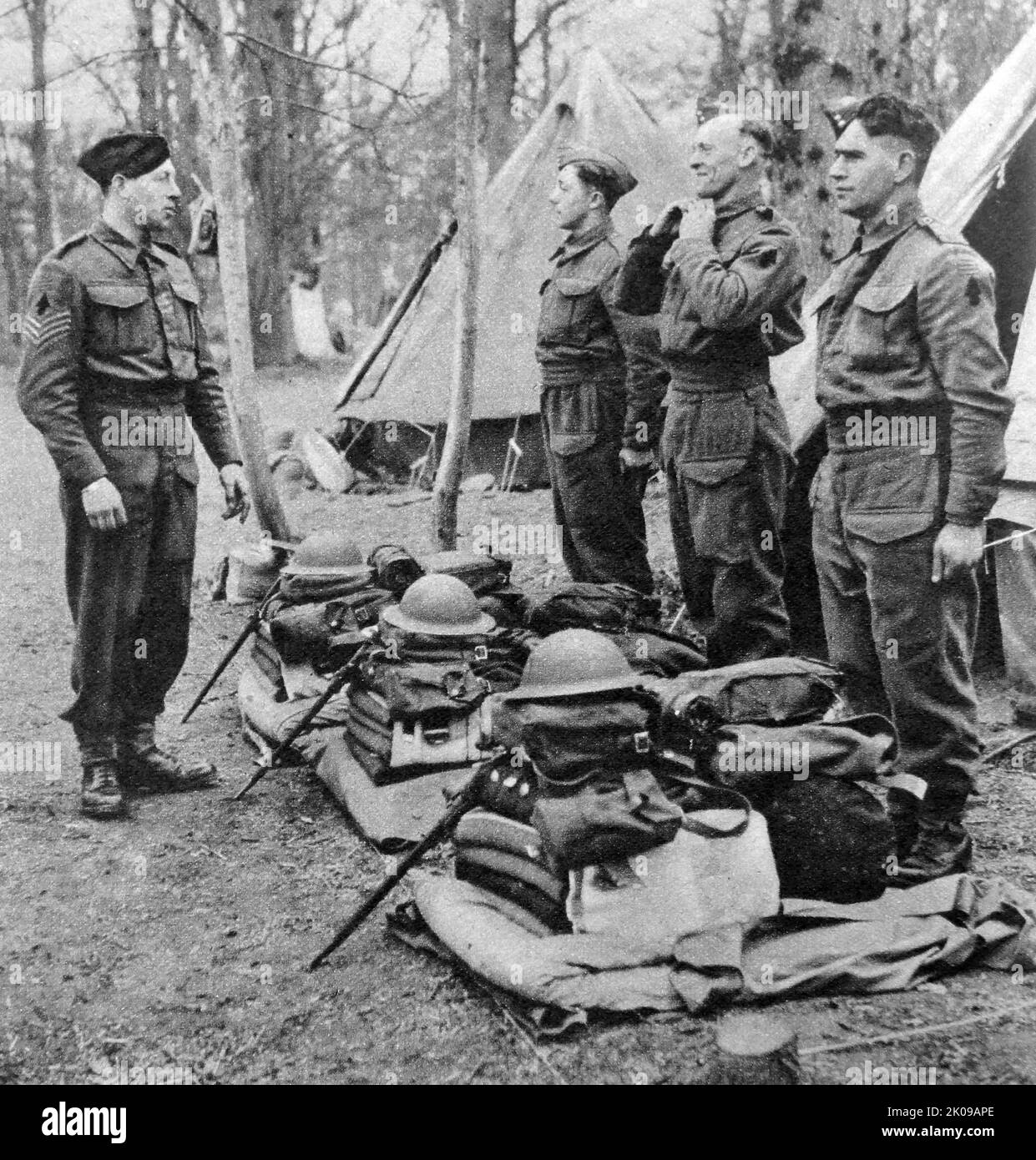 Der amtierende Platoon Sergeant Batten inspiziert die „Unternehmenslinien“ des Lagers. Das Set wird vor dem Frühstück ausgelegt. Stockfoto