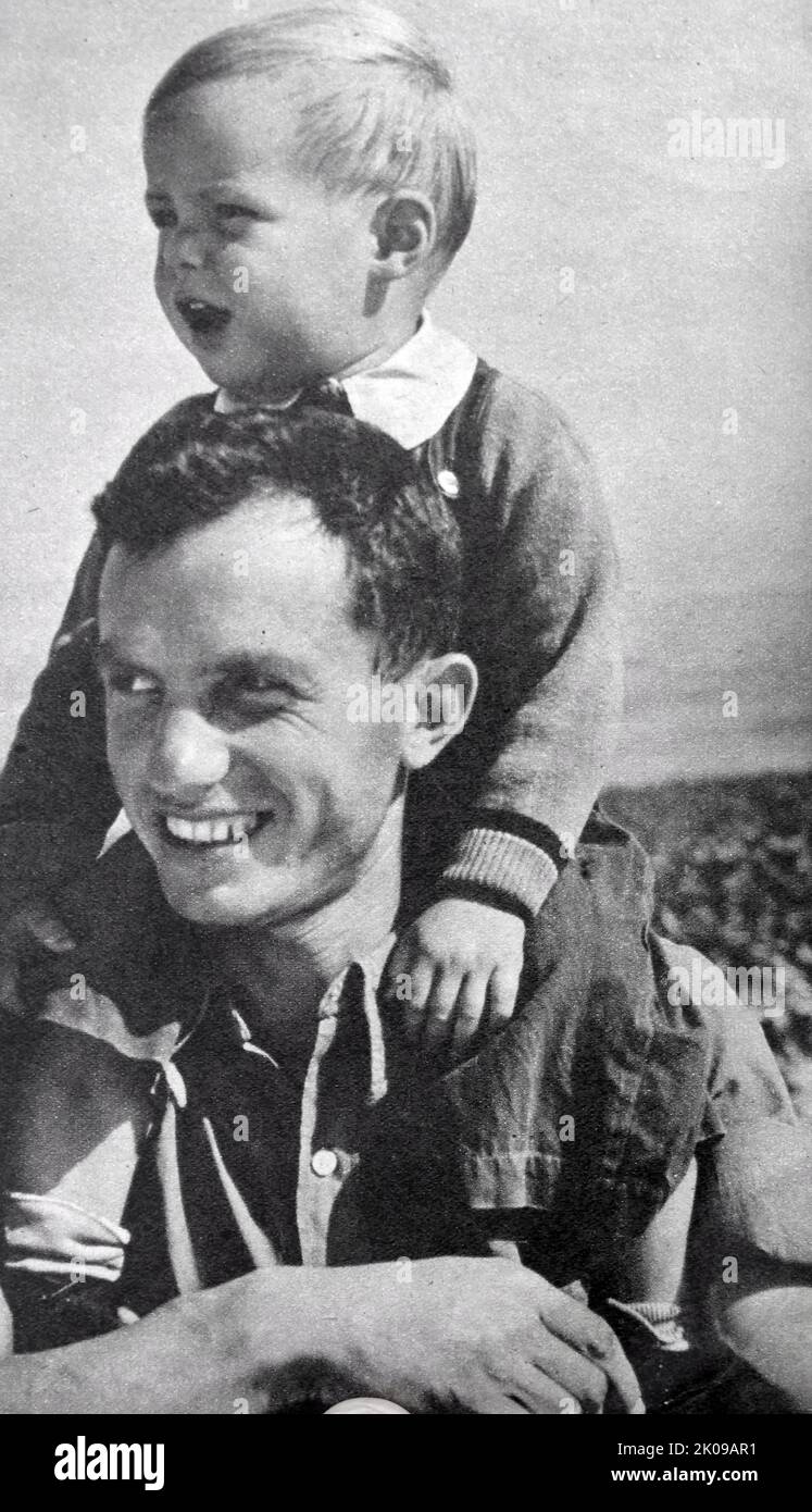 Jonah Yanaie, einer der Gründer von ein HaShoffet, mit seinem kleinen Sohn Givora. Ein HaShofet ist ein Kibbuz im Norden Israels. Das Hotel liegt in der Region Menashe Heights, etwa 25 km südöstlich der Stadt Haifa, in der Nähe von Yokneam, und fällt unter die Zuständigkeit des Megiddo Regional Council. Im Jahr 2019 hatte es eine Bevölkerung von 861. Ein HaShofet wurde von zwei Gruppen von Hashomer Hatzair-Absolventen aus Polen und Highland Mills, New York, gegründet. Stockfoto