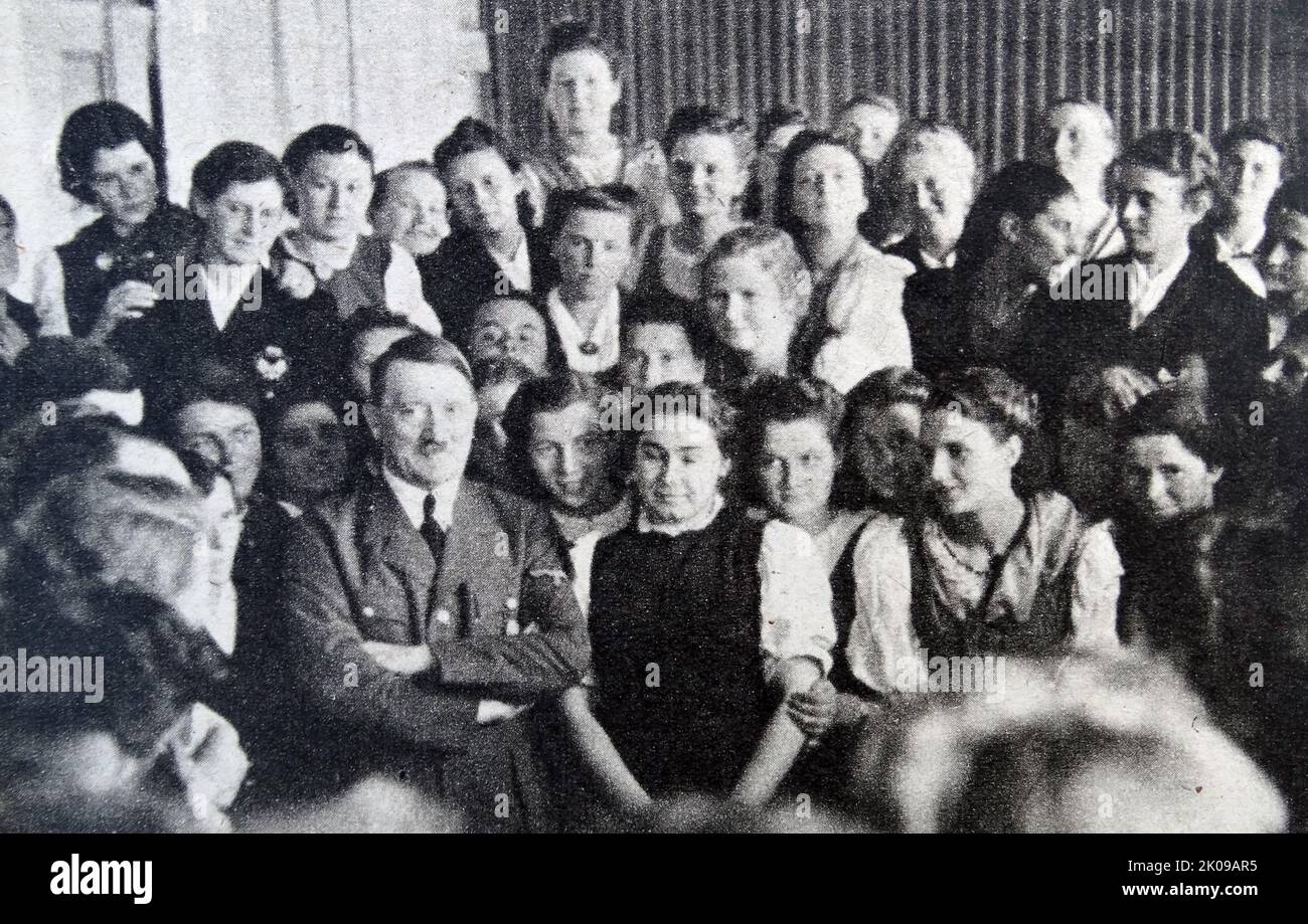 Liedgesang in Graz mit Adolf Hitler, fotografiert von Heinrich Hoffmann. Heinrich Hoffmann (12. September 1885 - 15. Dezember 1957) war Adolf Hitlers offizieller Fotograf und ein Nazi-Politiker und Verleger, der Mitglied des intimen Hitlerkreises war. Stockfoto