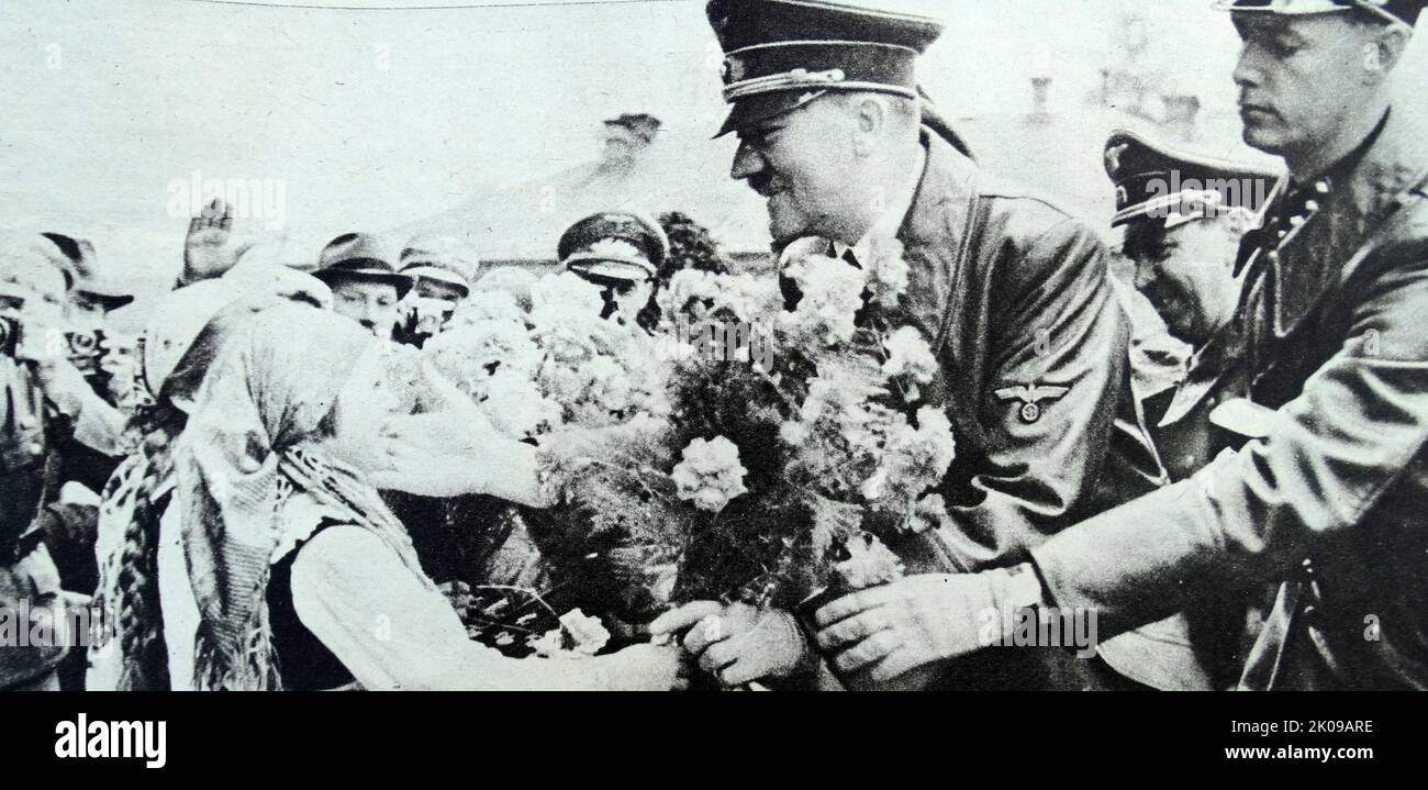 Adolf Hitler küsst ein Kind in Marburg, fotografiert von Heinrich Hoffmann. Heinrich Hoffmann (12. September 1885 - 15. Dezember 1957) war Adolf Hitlers offizieller Fotograf und ein Nazi-Politiker und Verleger, der Mitglied des intimen Hitlerkreises war. Adolf Hitler (20. April 1889 - 30. April 1945) war ein in Österreich geborener deutscher Politiker, der von 1933 bis zu seinem Tod 1945 der Diktator Deutschlands war. Er stieg als Führer der Nazi-Partei an die Macht, wurde 1933 Kanzler und übernahm 1934 den Titel eines Führers und Reichskanzlers. Während seiner Diktatur initiierte er World Stockfoto
