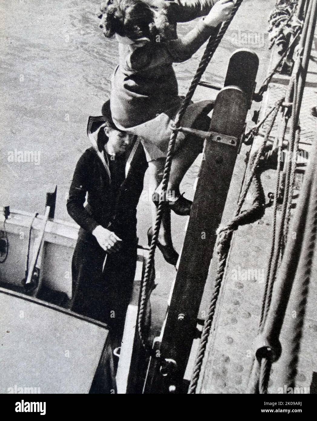 Betty Evans, eine der Arbeiterinnen, die die Granaten produzieren, geht an Bord eines britischen Marineschiffs. Stockfoto