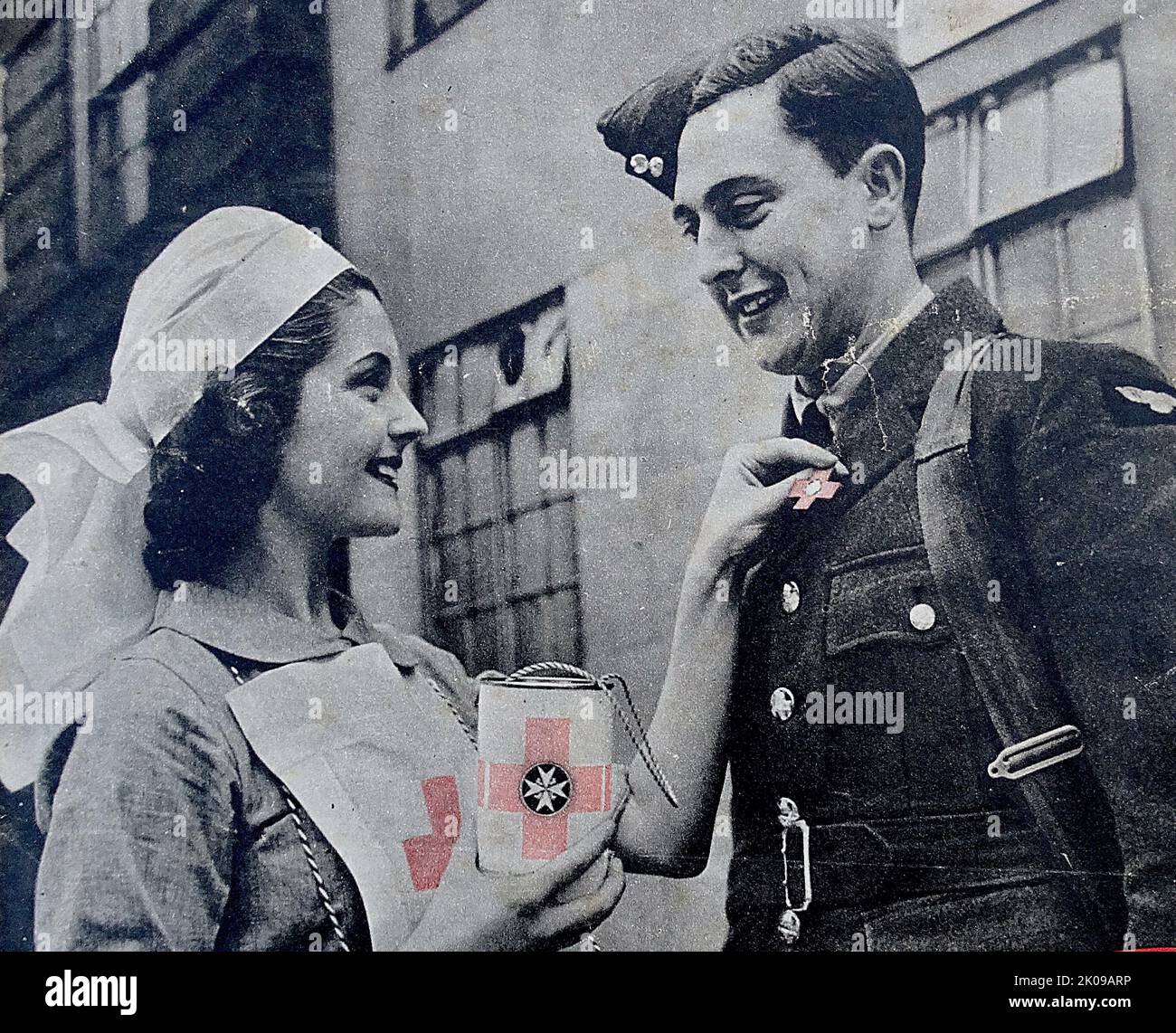 Krankenschwester Dorothy Hyson verkauft Flaggen an einen britischen Soldaten für das Britische Rote Kreuz. Frontabdeckung der Abbildung. Stockfoto